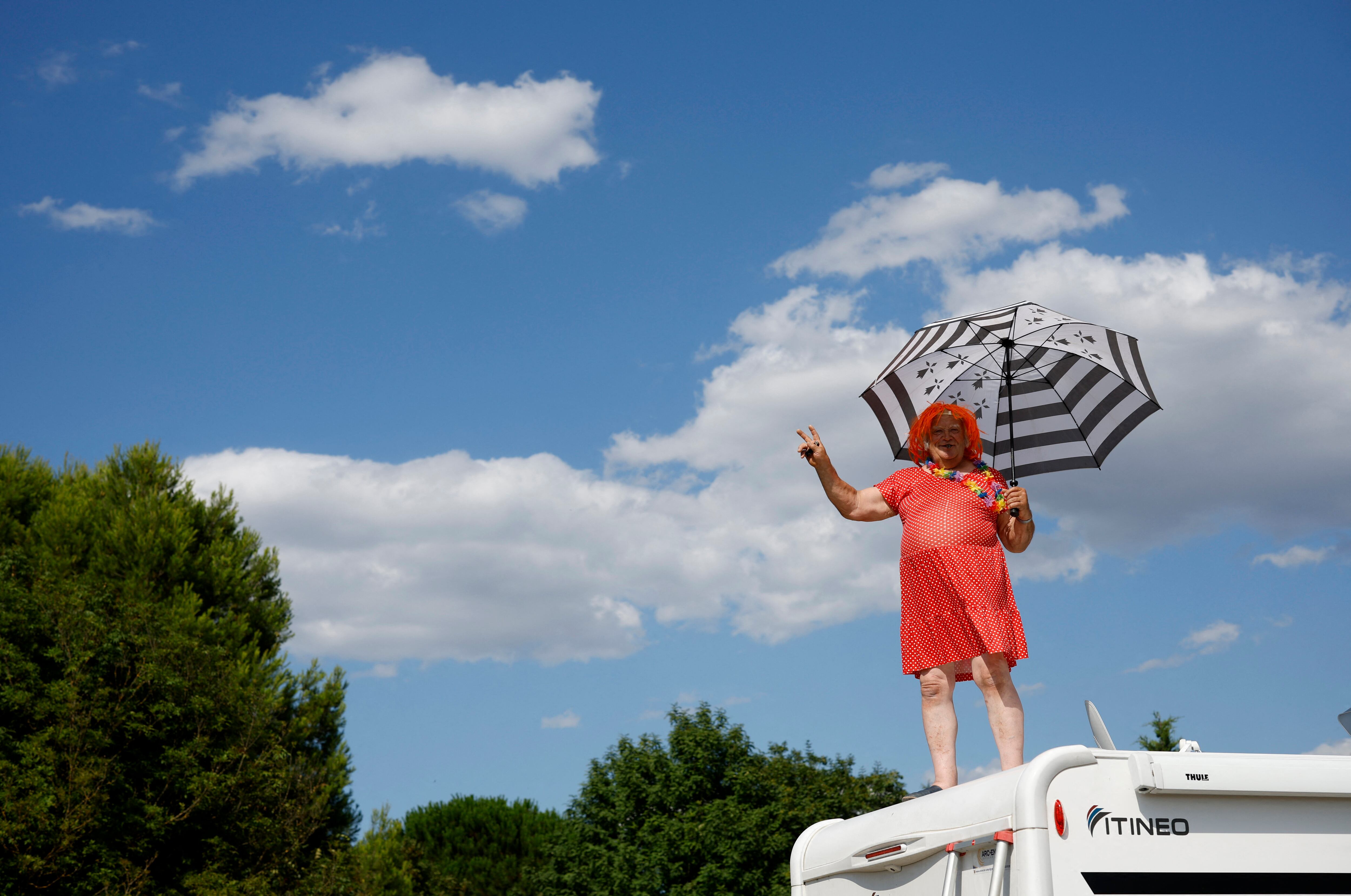 Espectador disfrutando la etapa 16 del Tour de Francia 
2024 -crédito Stephane Mahe / REUTERS