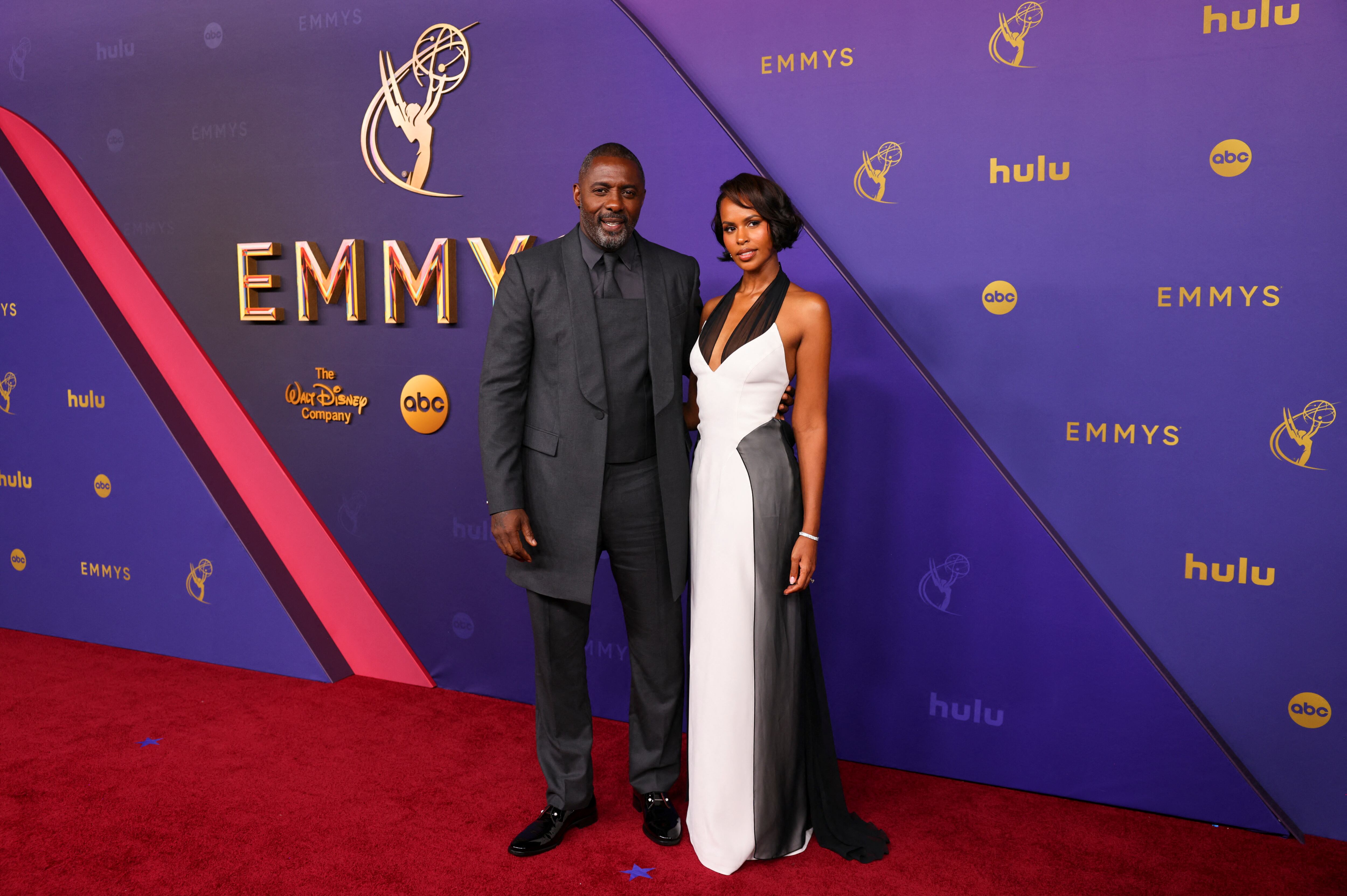 Idris Elba y Sabrina Elba asistieron en composé a la 76ª edición de los Emmy (REUTERS/Mike Blake)