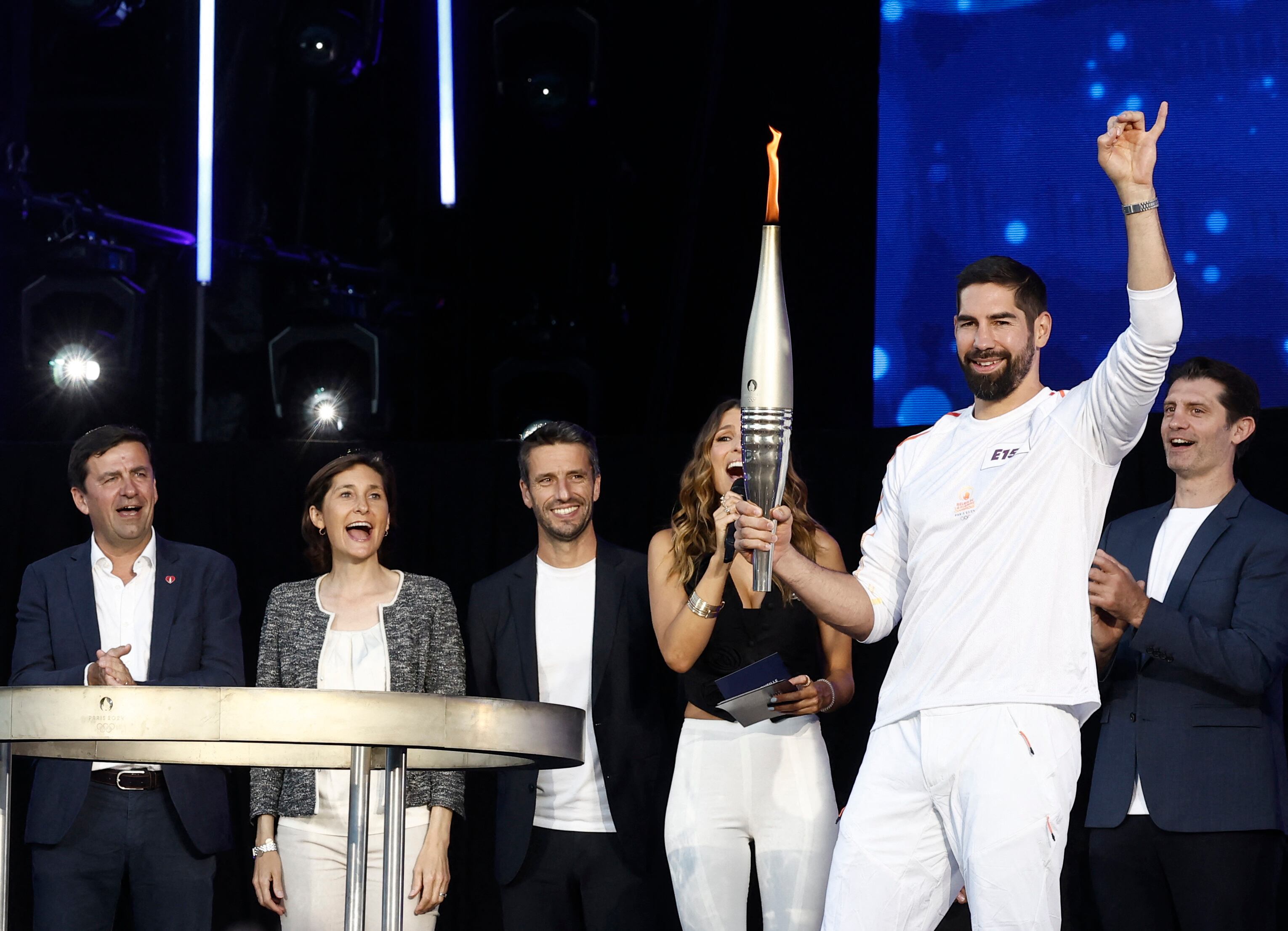 La estrella de la selección de handball de Francia, Nikola Karabatic, exhibe la antorcha olímpica en la Plaza de la República (REUTERS/Benoit Tessier)