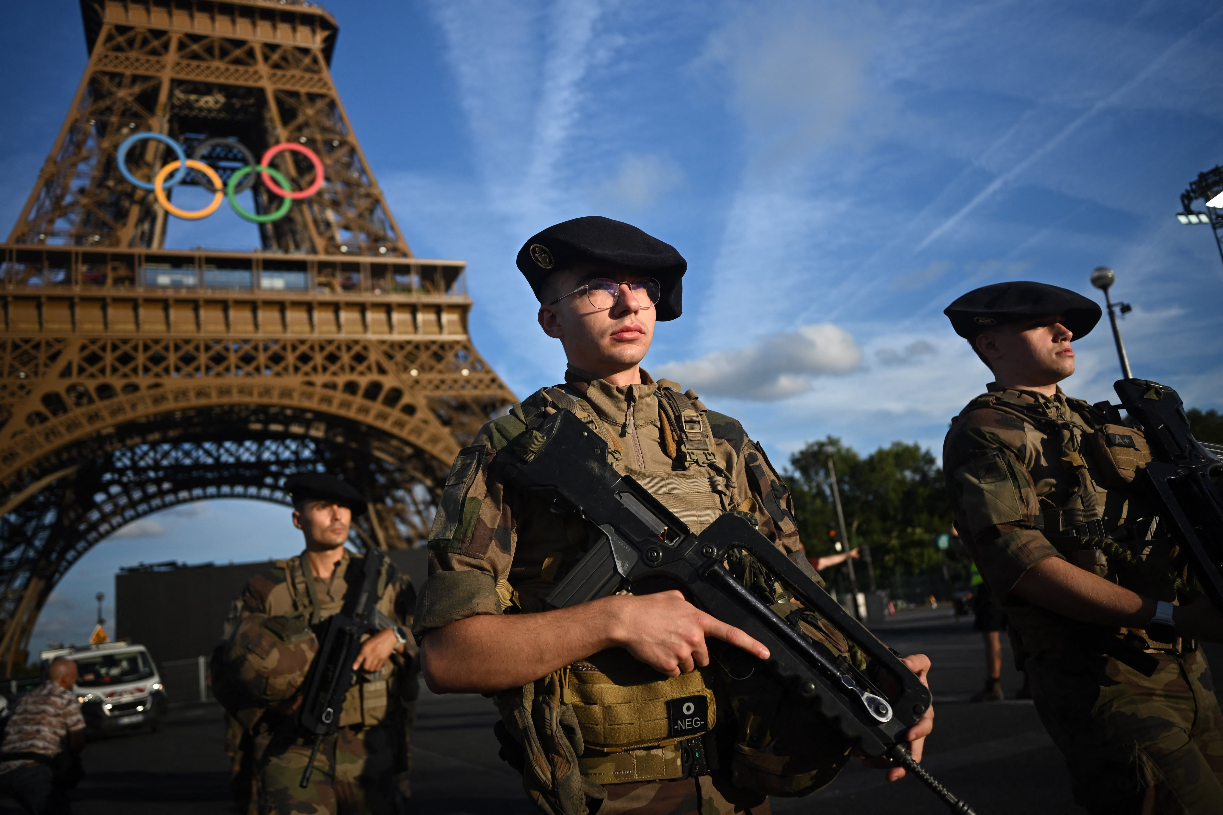 Soldados patrullan las inmediaciones de la Torre Eiffel en París. Máxima seguridad para el inicio de los Juegos Olímpicos 2024 (REUTERS/Dylan Martinez)