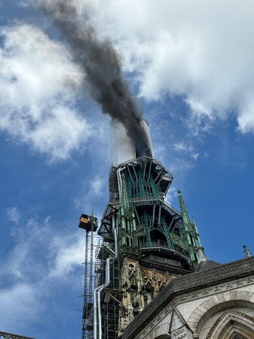 La aguja de la catedral de la ciudad francesa de Ruán, en la región de Normandía, ha sufrido un incendio este jueves.  (EFE/ Préfet De Normandie Et De La Seine-maritime via X)
