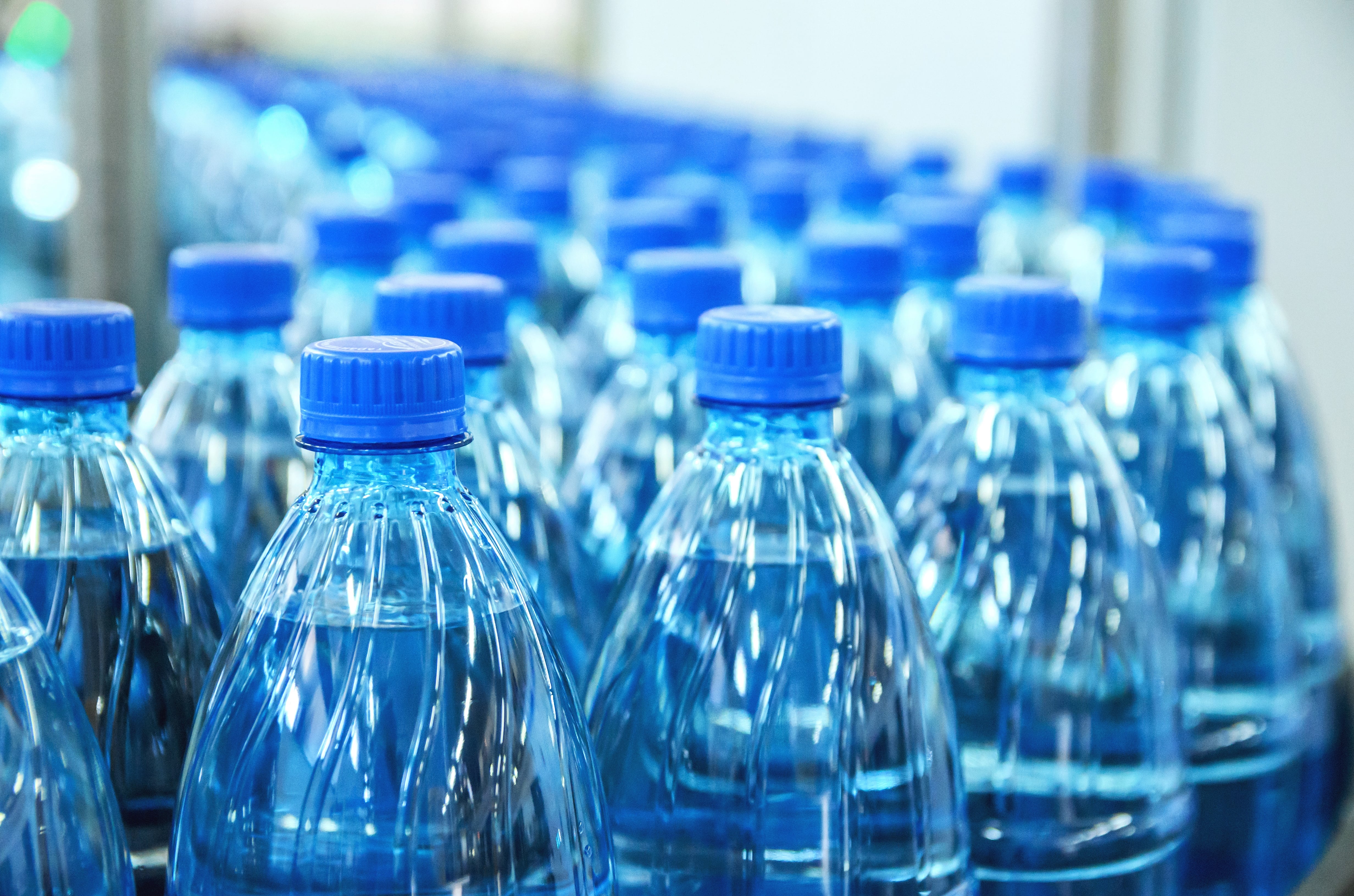 Botellas de agua (Shutterstock)