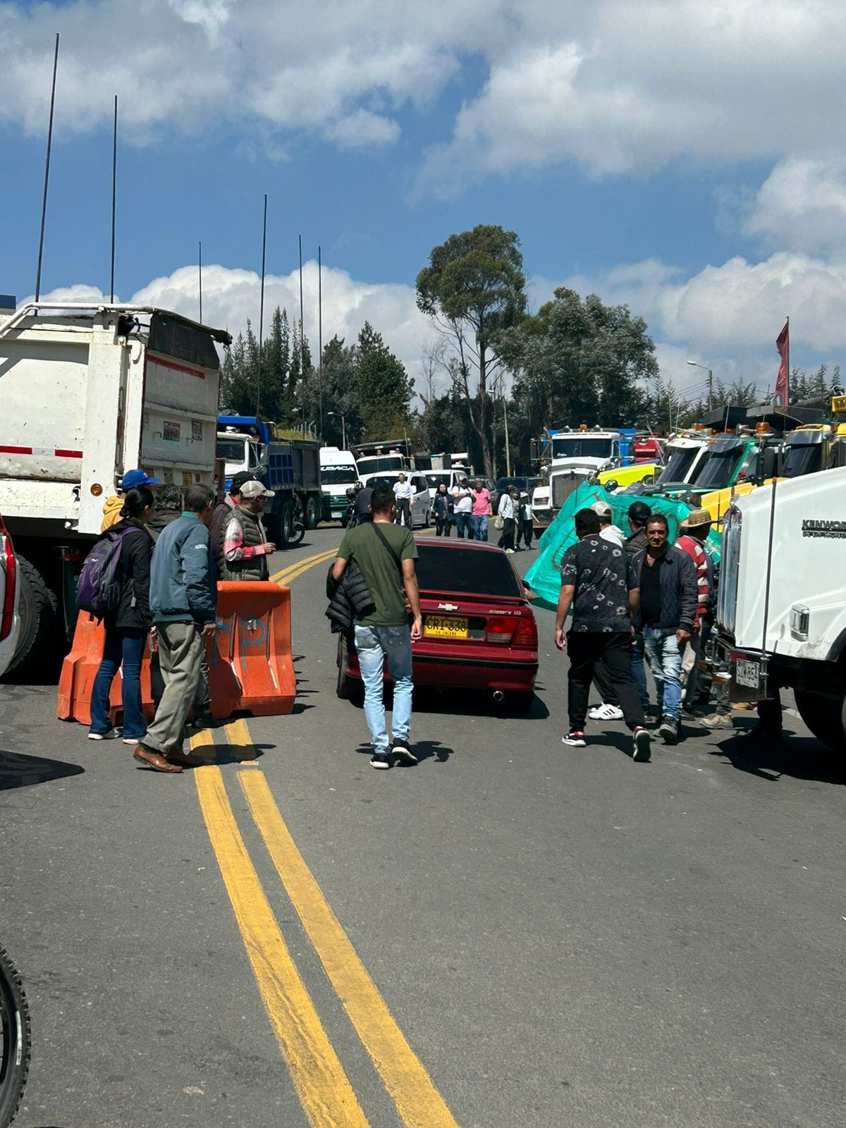 Varios puntos de la ciudad se han victo afectados por la movilizaciones de los trasportadores, 13 puntos presenta afectaciones - crédito @WradioColombia/X