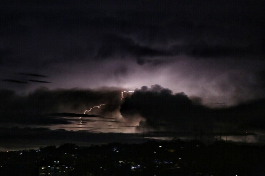 Tenga en cuenta las recomendaciones si llega a ser sorprendido por una tormenta eléctrica - crédito Álvaro Tavera/Colprensa