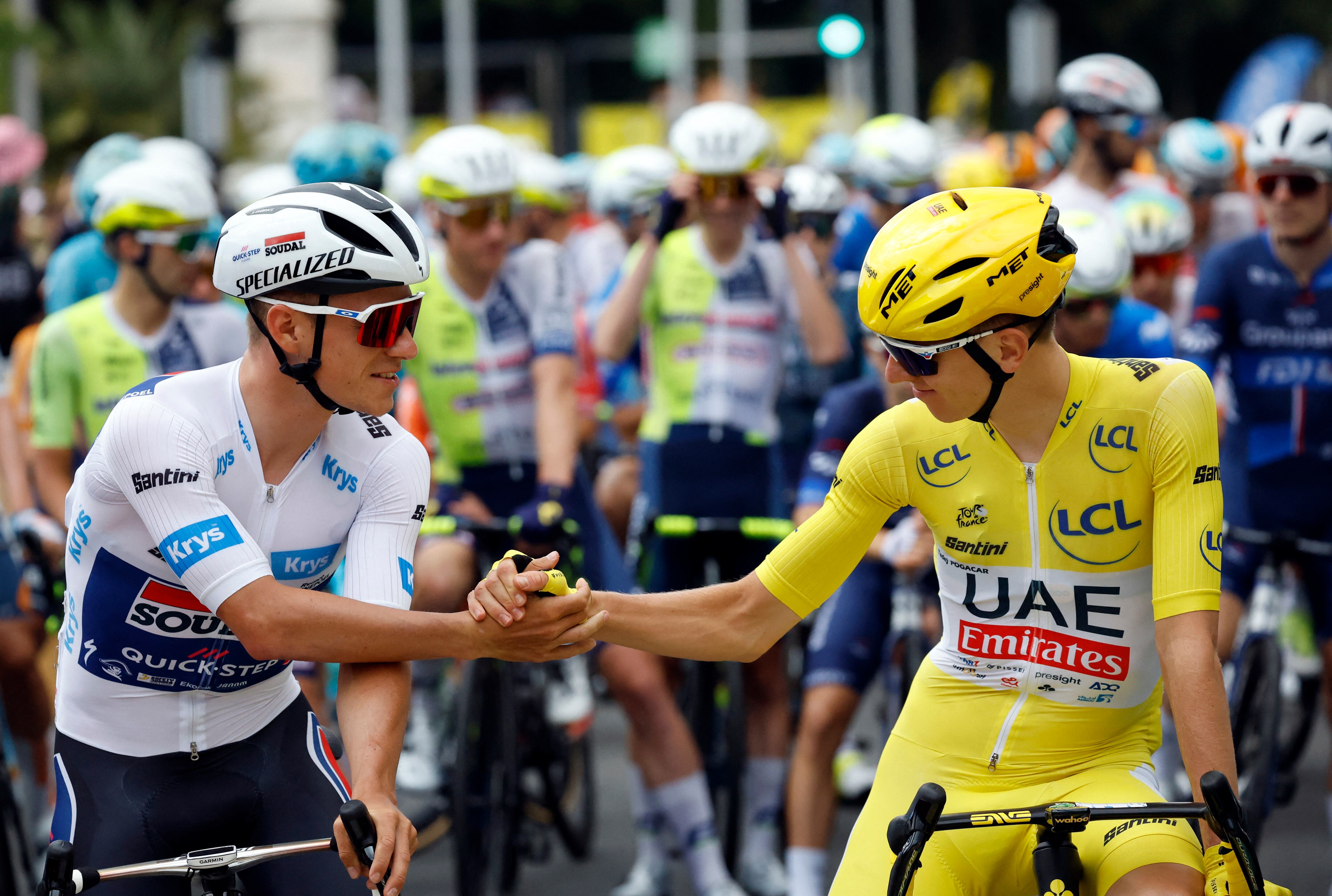 Cycling - Tour de France - Stage 6 - Macon to Dijon - Macon, France - July 4, 2024 UAE Team Emirates' Tadej Pogacar wearing the yellow jersey shakes hands with Soudal Quick-Step's Remco Evenepoel wearing the white jersey before the start of stage 6 REUTERS/Stephane Mahe