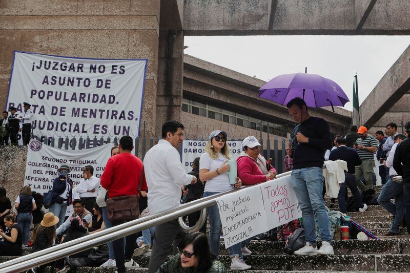 FOTO DE ARCHIVO: Varias personas se paran frente al edificio del Consejo de la Judicatura Federal mientras los trabajadores judiciales de México inician una huelga nacional indefinida antes de las votaciones de los legisladores sobre la revisión del poder judicial del país, incluyendo el paso a la elección popular de los jueces, en la Ciudad de México, México. 19 de agosto de 2024. REUTERS/Paola García/