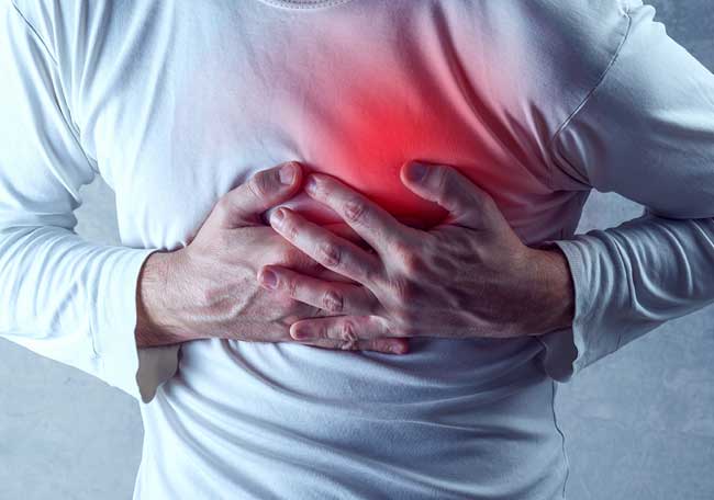 Un hombre con un dolor en el pecho por infarto agudo de miocardio (IntraMed)