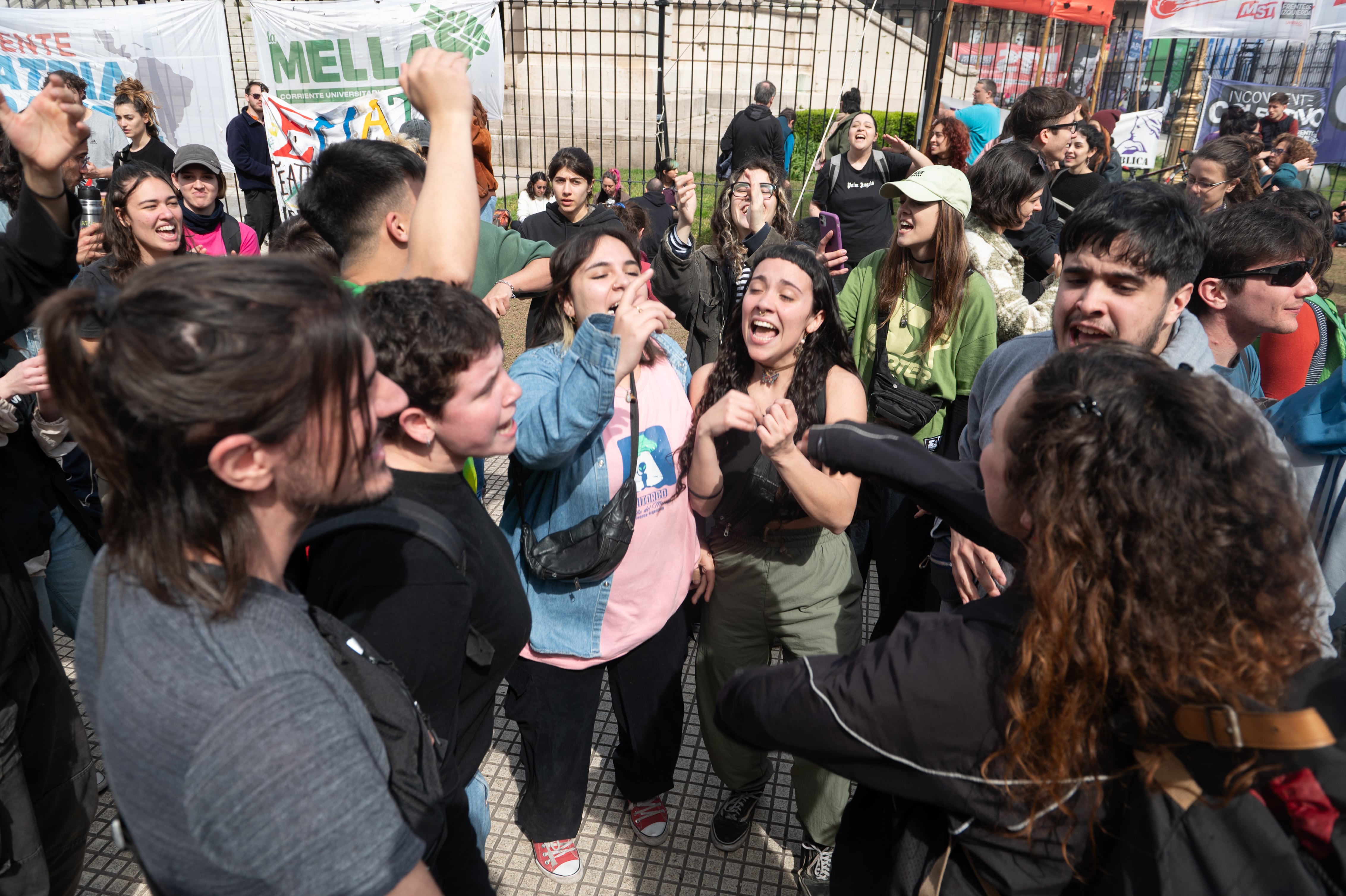 Plaza del Congreso - Debate en el senado de la ley de financiamiento universitario y la boleta única