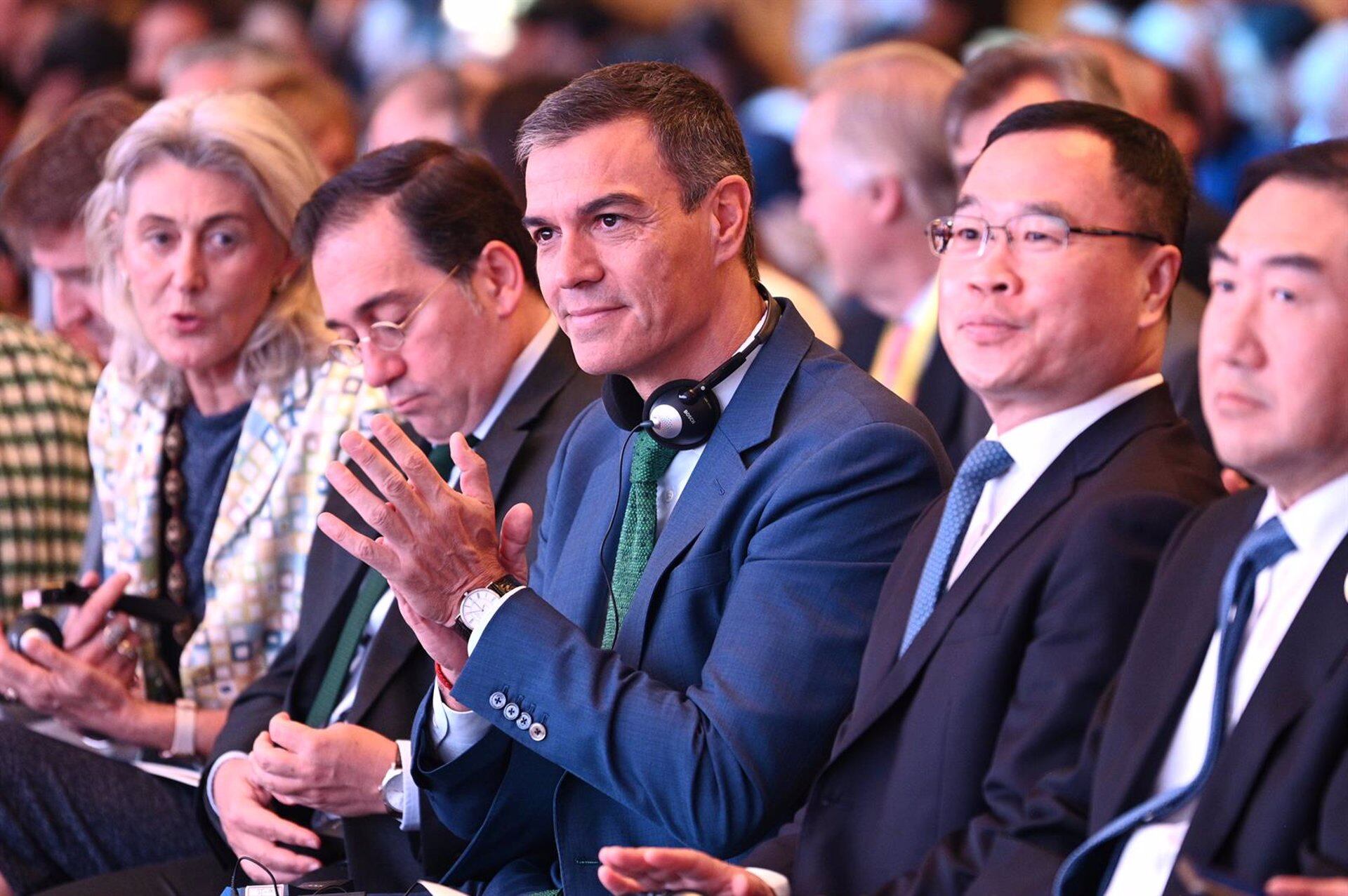 El presidente del Gobierno de España, Pedro Sánchez (c) y el alcalde de Shanghái, Gong Zheng (d), durante el Encuentro Empresarial España-China. (Pool Moncloa/Borja Puig de la Bellacasa) 