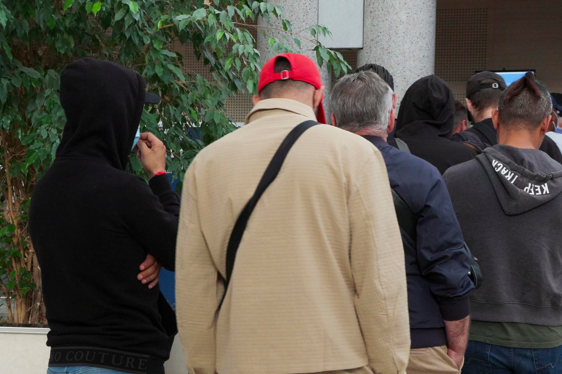 Entrada a los tribunales de Aviñón, Francia, donde 51 hombres se enfrentan a cargos de violación agravada contra Gisèle Pélicot. Los acusados se tapan la cara con mascarillas para no ser reconocidos (EFE/Edgar Sapiña)