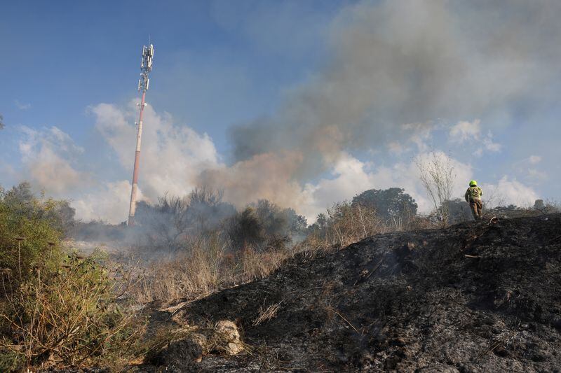 El humo ondea después de un ataque con misiles desde Yemen en el centro de Israel (REUTERS/Ronen Zvulun)