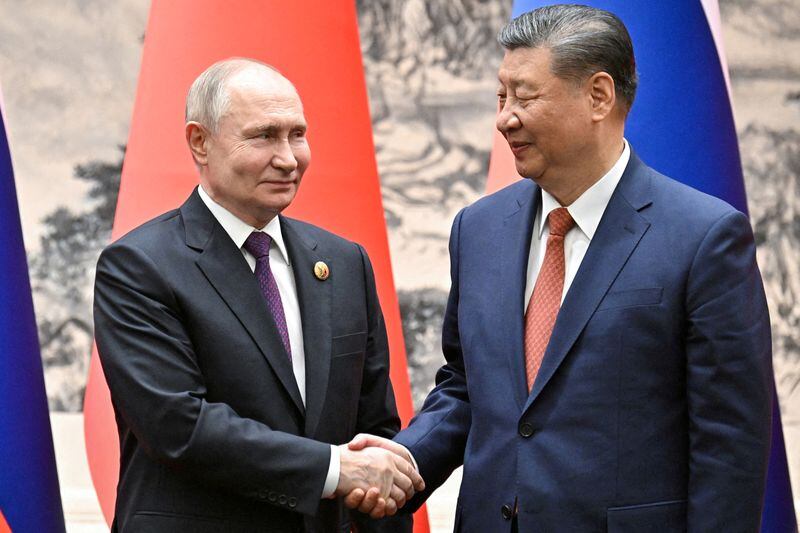 Vladimir Putin y Xi Jinping se saludan durante una reunión oficial en Beijing