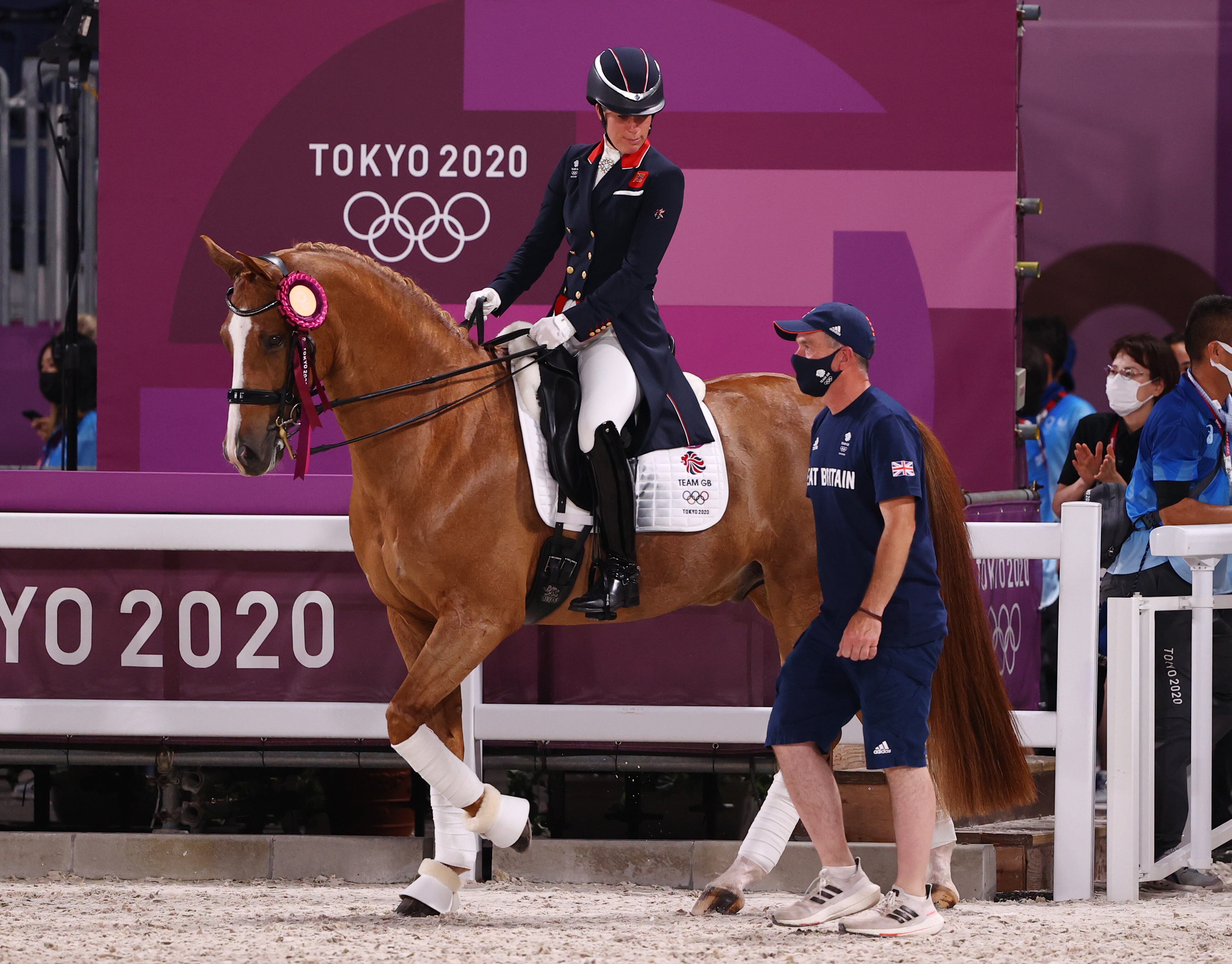 Charlotte Dujardin y su caballo Gio en Tokio 2020, donde obtuvo dos medallas (REUTERS/Hamad I Mohammed)