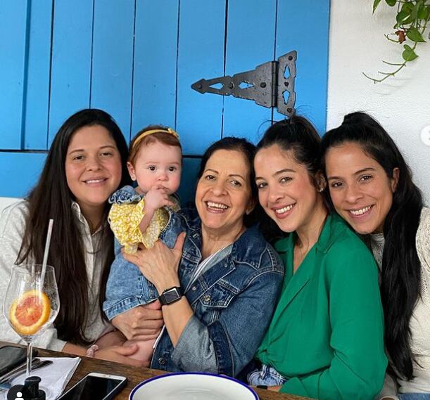 Clara Abello y sus tres hijas