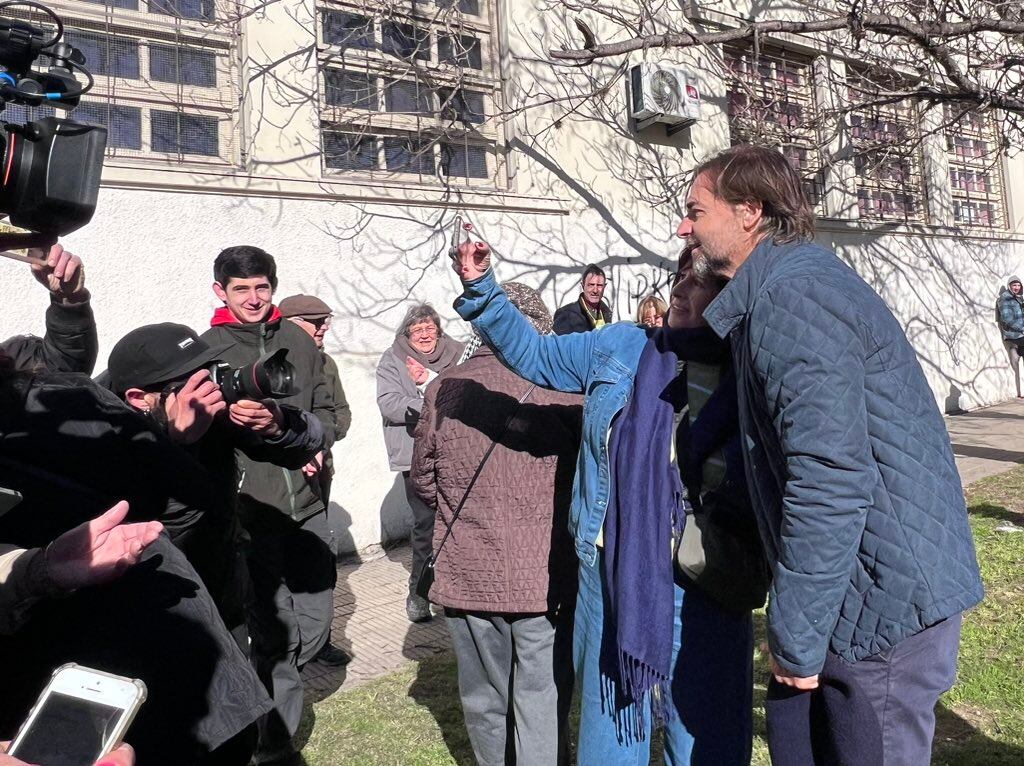 El presidente uruguayo Luis Lacalle Pou llega al centro de votación en las elecciones internas de Uruguay (@LuisLacallePou)