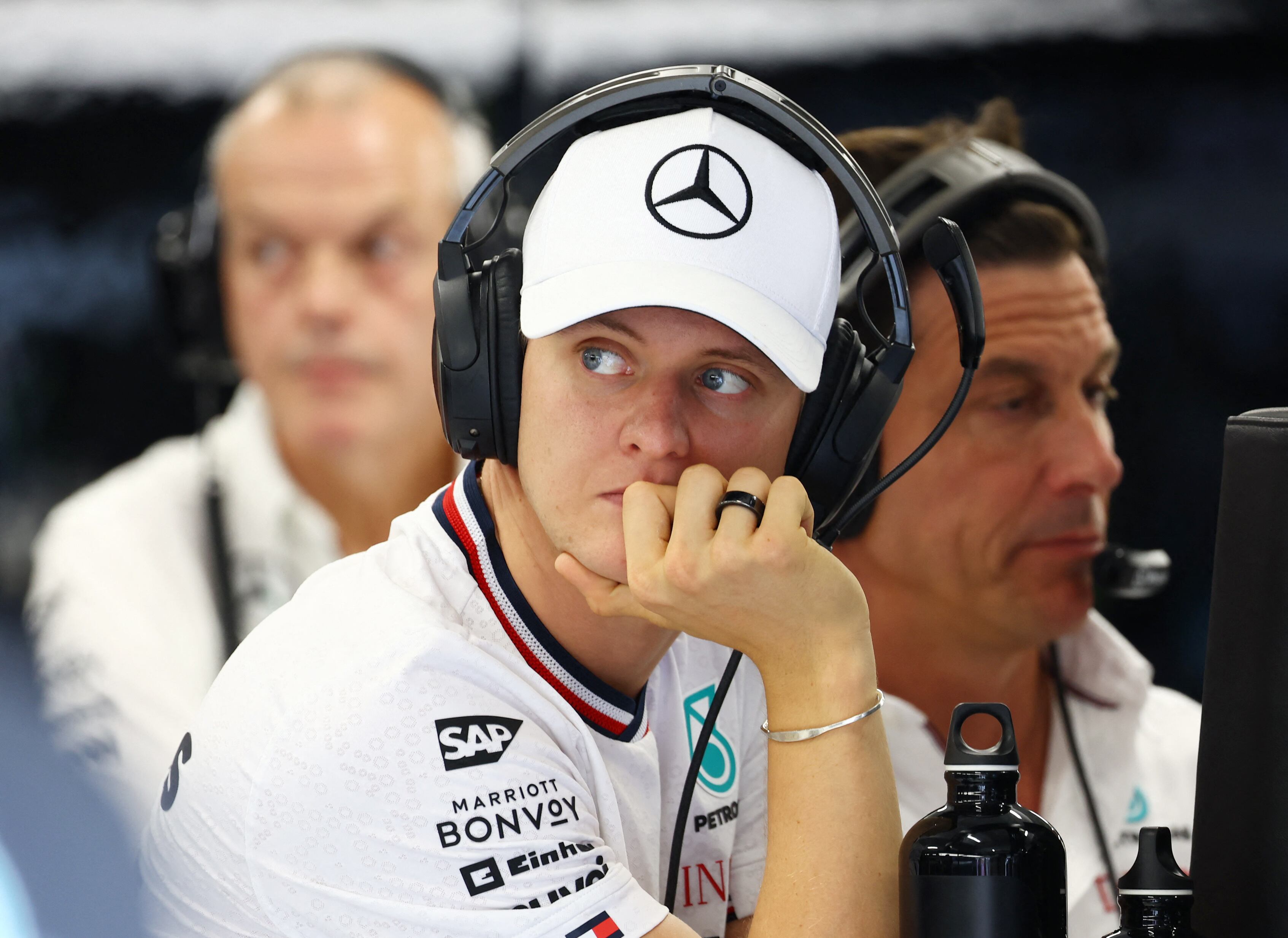 Mick Schumacher es piloto de reserva en Mercedes. A su lado, Toto Wolff, quien presionó para que tuviese su chance en Williams (REUTERS/Bernadett Szabo)