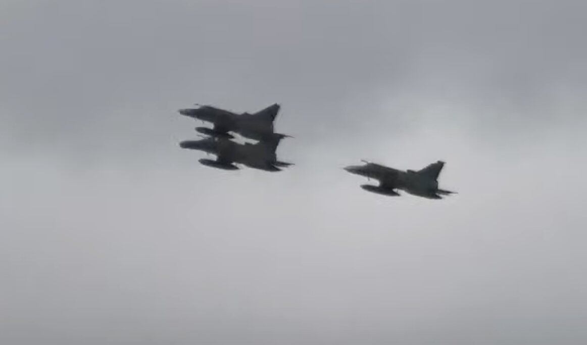 Tres Kfir vuelan sobre Bogotá en medio del desfile del 20 de julio - crédito @Webinfomil / X