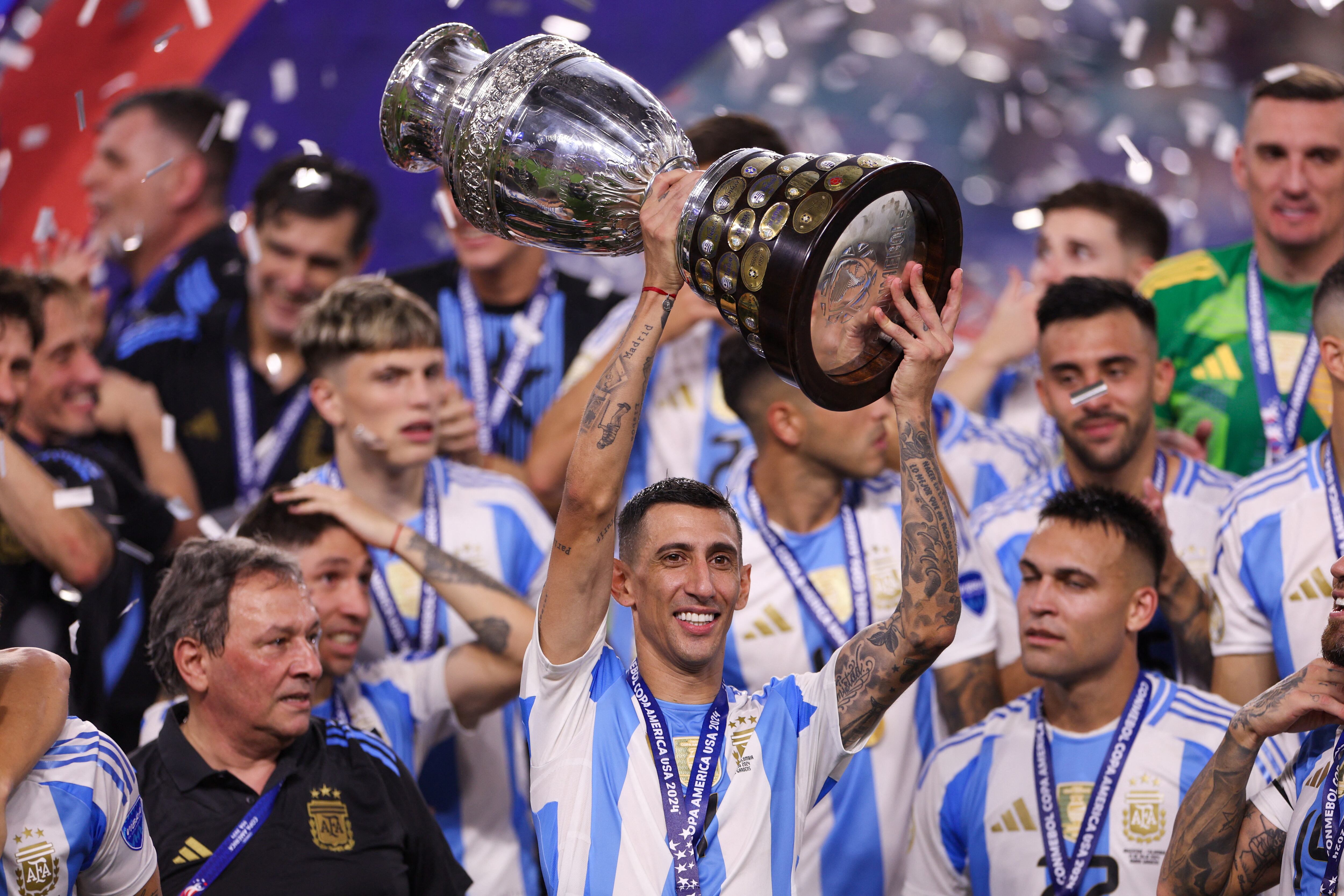 Fideo alza la Copa Améria tras su último partido con la selección argentina (Nathan Ray Seebeck-USA TODAY Sports)