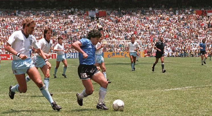 Diego Maradona encara a Peter Shilton en el tramo final del Gol del Siglo en México 1986