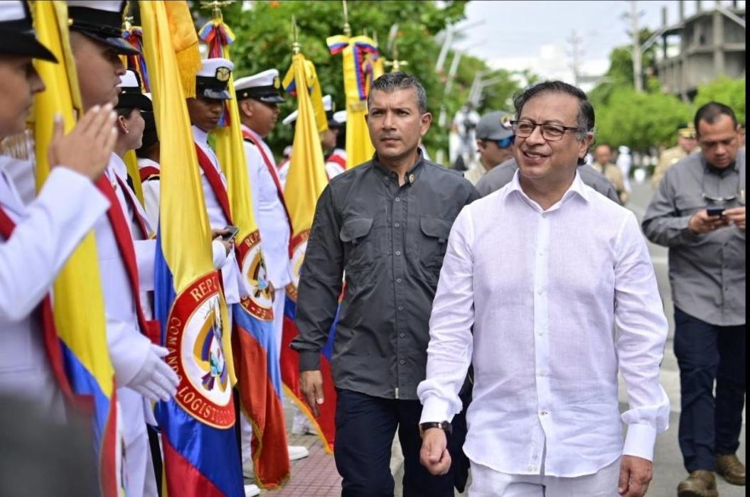 El presidente colombiano llegó tarde por más de tres horas al desfile del 20 de julio - crédito redes sociales