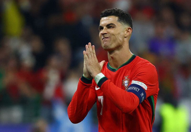 Cristiano Ronaldo pide perdón a los fanáticos de Portugal por no haber podido anotar el gol de penal ante Eslovenia (REUTERS/Kai Pfaffenbach)