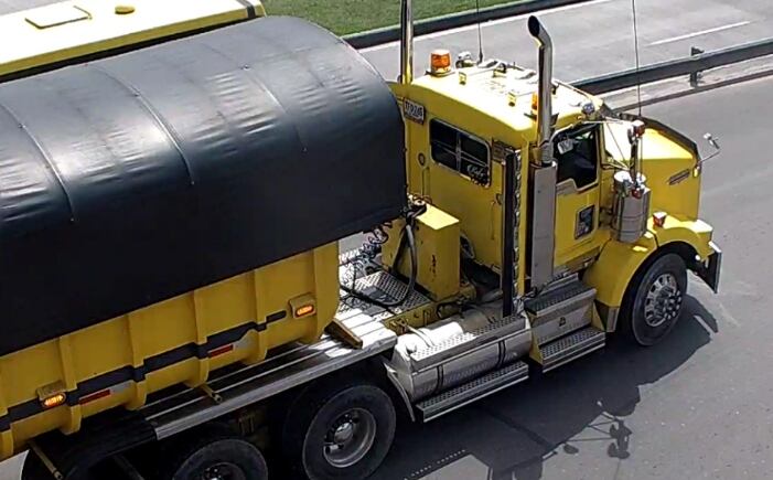 Este fue el camión que se varó en la autopista sur - crédito BogotaTransito/X