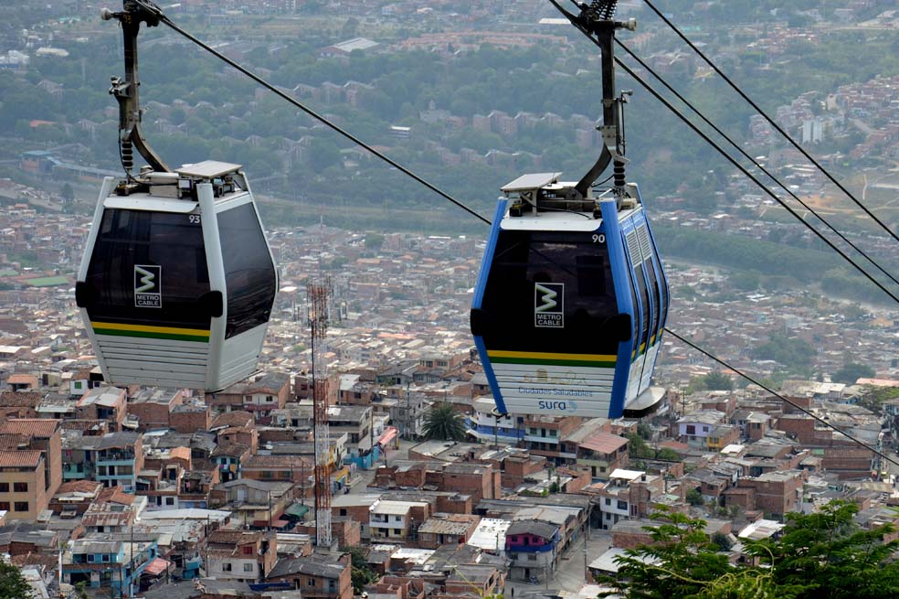 Las universidades de Antioquia y Eafit, contratadas por el Metro tras el accidente, están actualmente trabajando en los análisis de laboratorio y materiales para identificar la causa raíz de la falla puntual en la cabina que cayó - crédito Alcaldía de Medellín