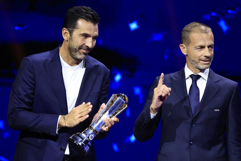 El legendario arquero Gigi Buffon recibe un premio de parte de Aleksander Ceferin, presidente de la UEFA (AFP)