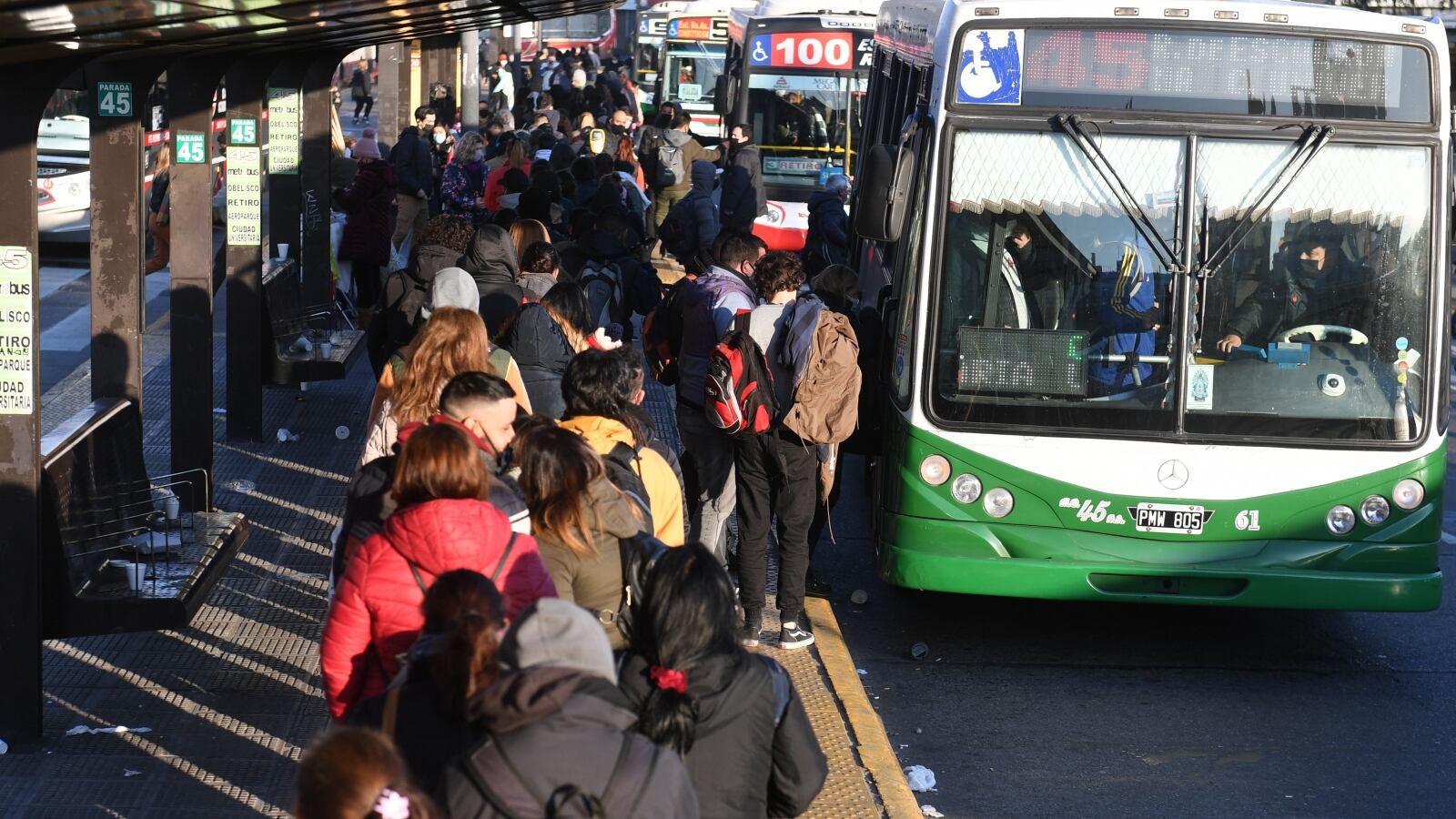 Largas filas y demoras para viajar en colectivo en el AMBA