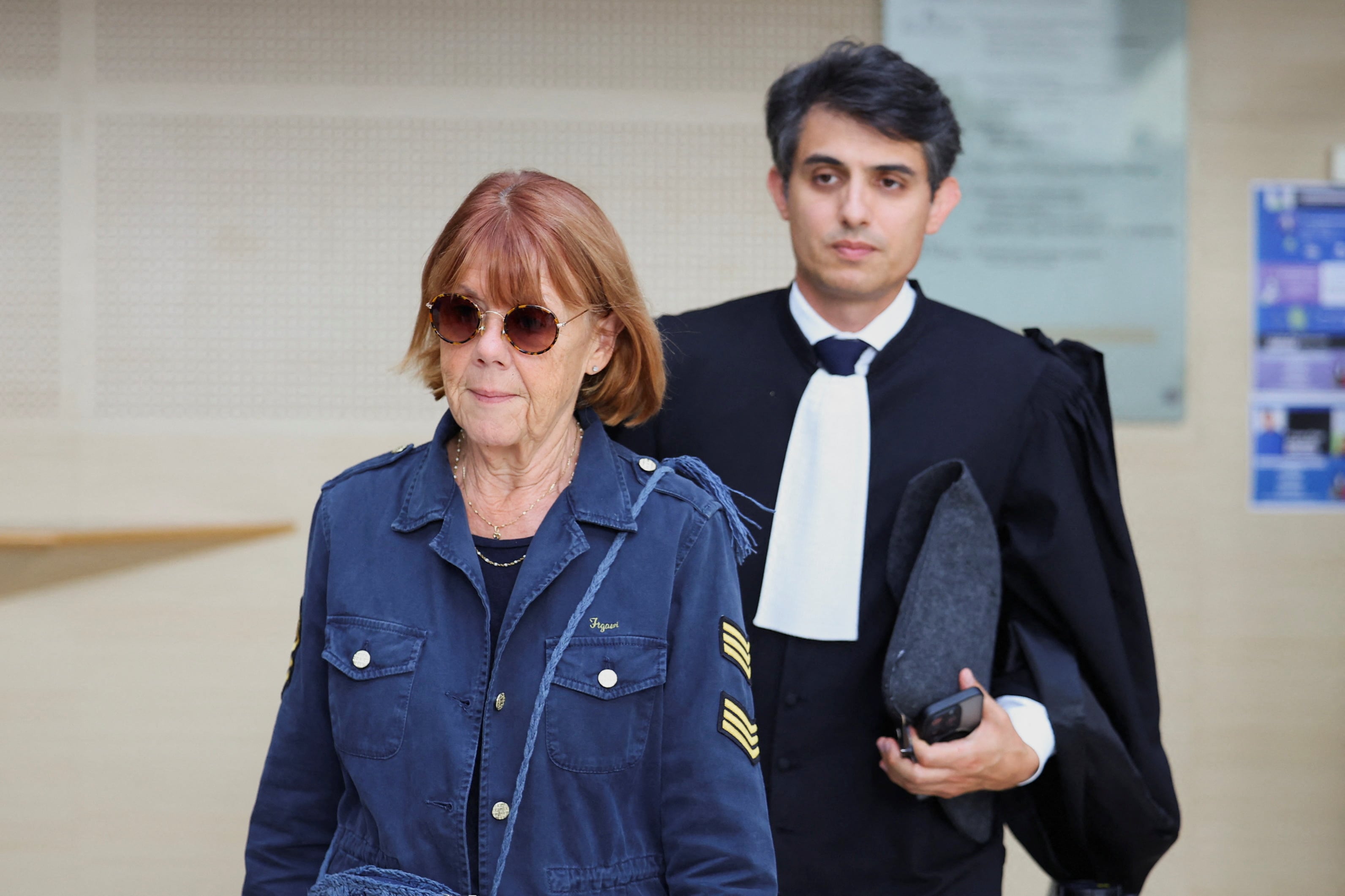 Gisèle Pélicot fue drogada y violada por instigación de su ex marido. En esta foto está junto a su abogado Stephane Babonneau en la corte de Aviñón. (REUTERS/Manon Cruz)