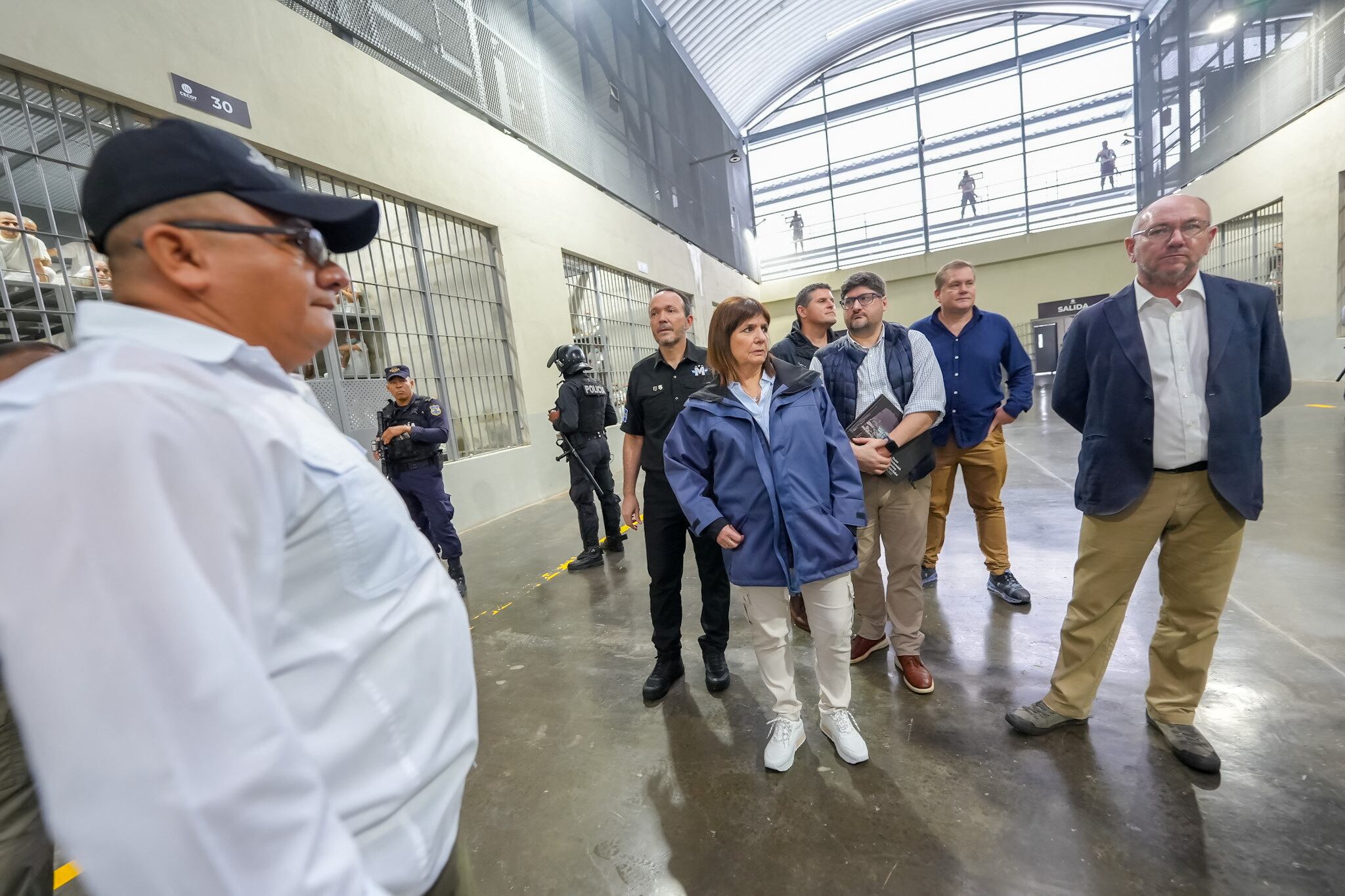 Patricia Bullrich visitó una cárcel en El Salvador junto al legislador porteño del PRO Juan Pablo Arenaza, los funcionarios del Ministerio de Seguridad Alberto Föhrig, responsable del Área de Cooperación Internacional, Ricardo Ferrer Picado, director Nacional de Inteligencia Criminal, y Julián Curi, titular del Servicio Penitenciario Federal