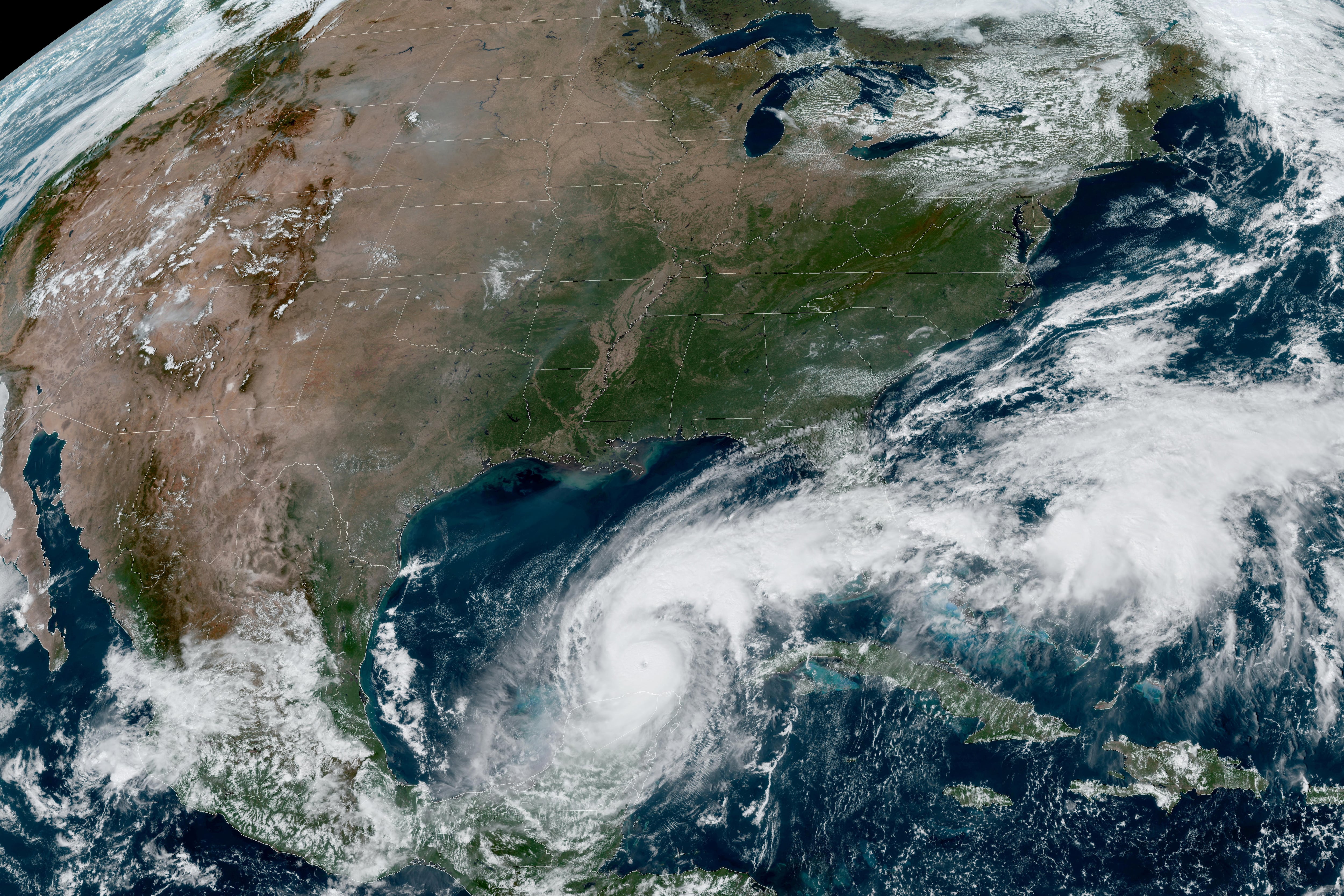 Una imagen de satélite muestra el avance del huracán Milton antes de su prevista llegada a tierra en Florida, en el Golfo de México el 8 de octubre de 2024    CIRA/NOAA via REUTERS 