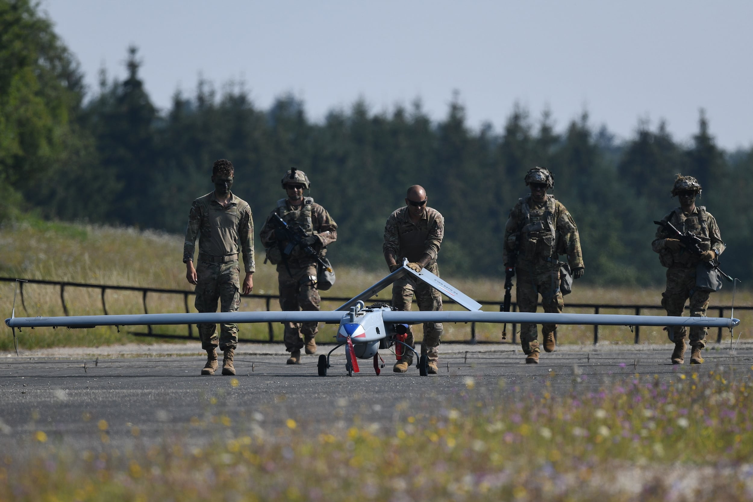 Foto archivo de drones (EFE/EPA/PHILIPP GUELLAND)
