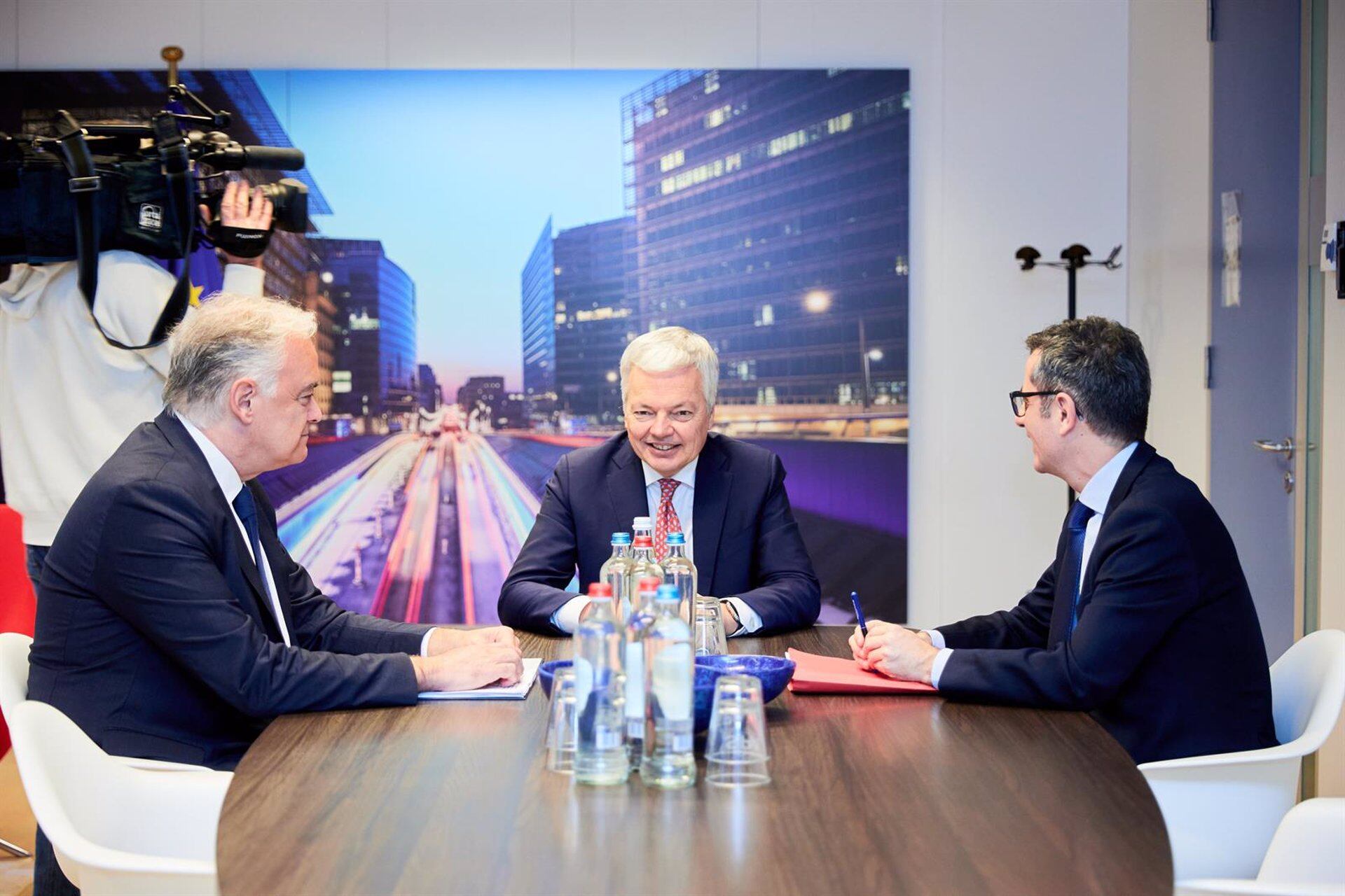 Esteban González Pons, el comisario de Justicia de la Unión Europea, Didier Reynders, y Félix Bolaños durante una reunión para desbloquear la renovación del Consejo General del Poder Judicial (CGPJ) en febrero de 2024 en Bruselas. (Comisión Europea)
