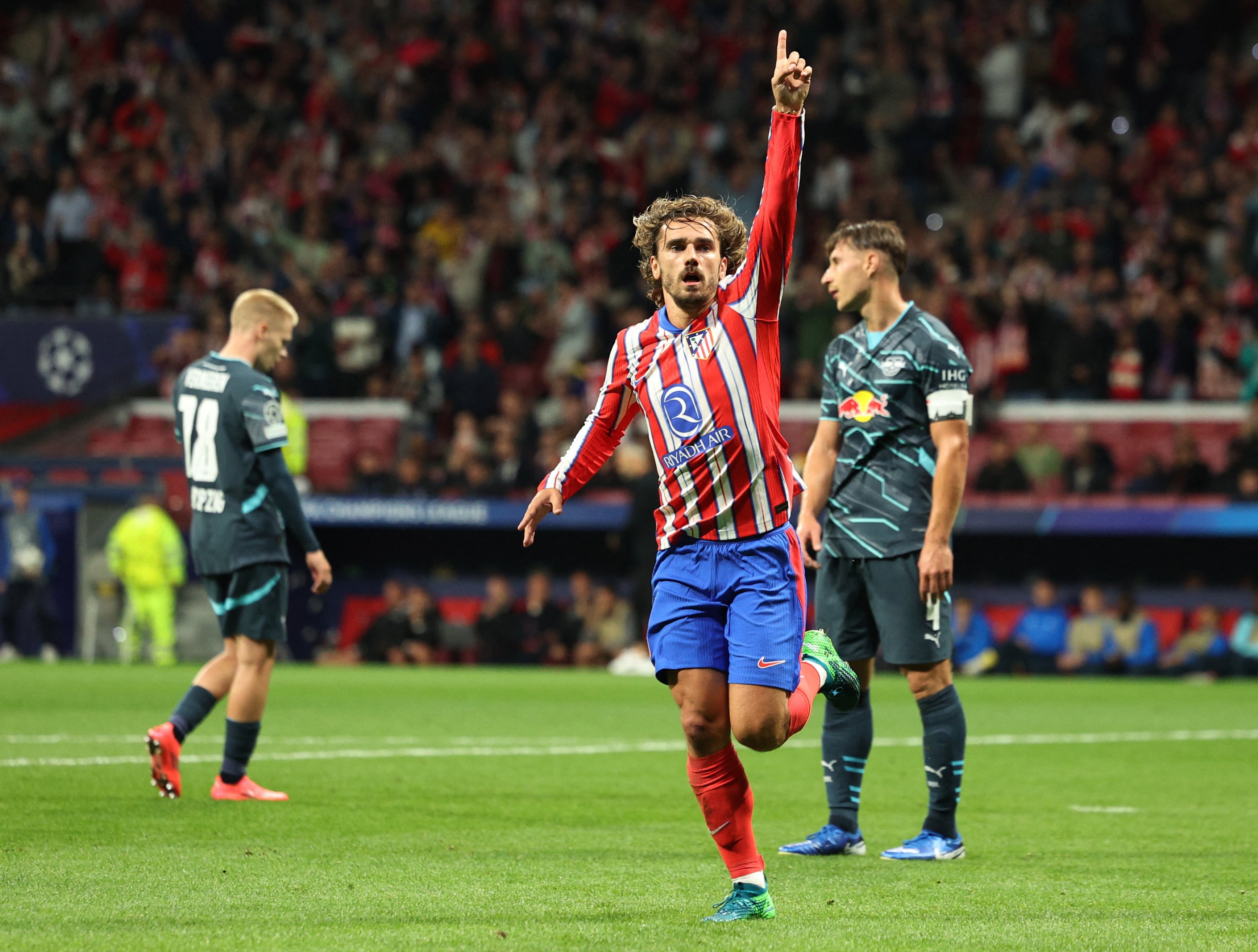 Antoine Griezmann celebra el gol del Atlético de Madrid ante Leipzig. El francés realizó una gran definición para el 1-1 (REUTERS/Violeta Santos Moura)