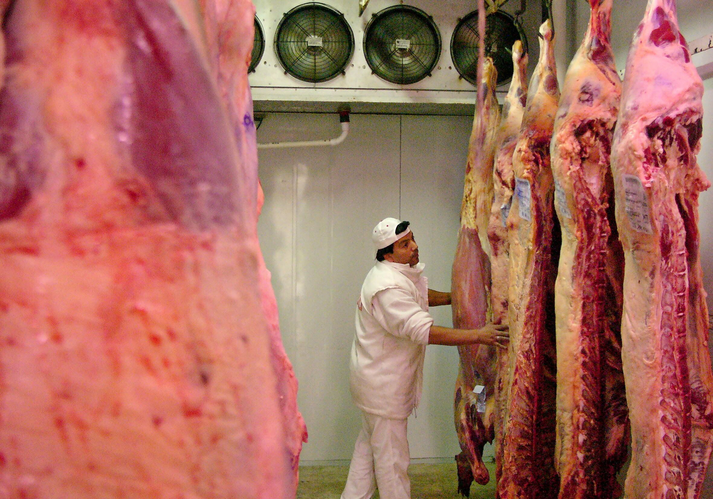 Imagen de archivo de un trabajador coloca reses de vacuno en un frigorífico de la ciudad de Buenos Aires. (EFE)
