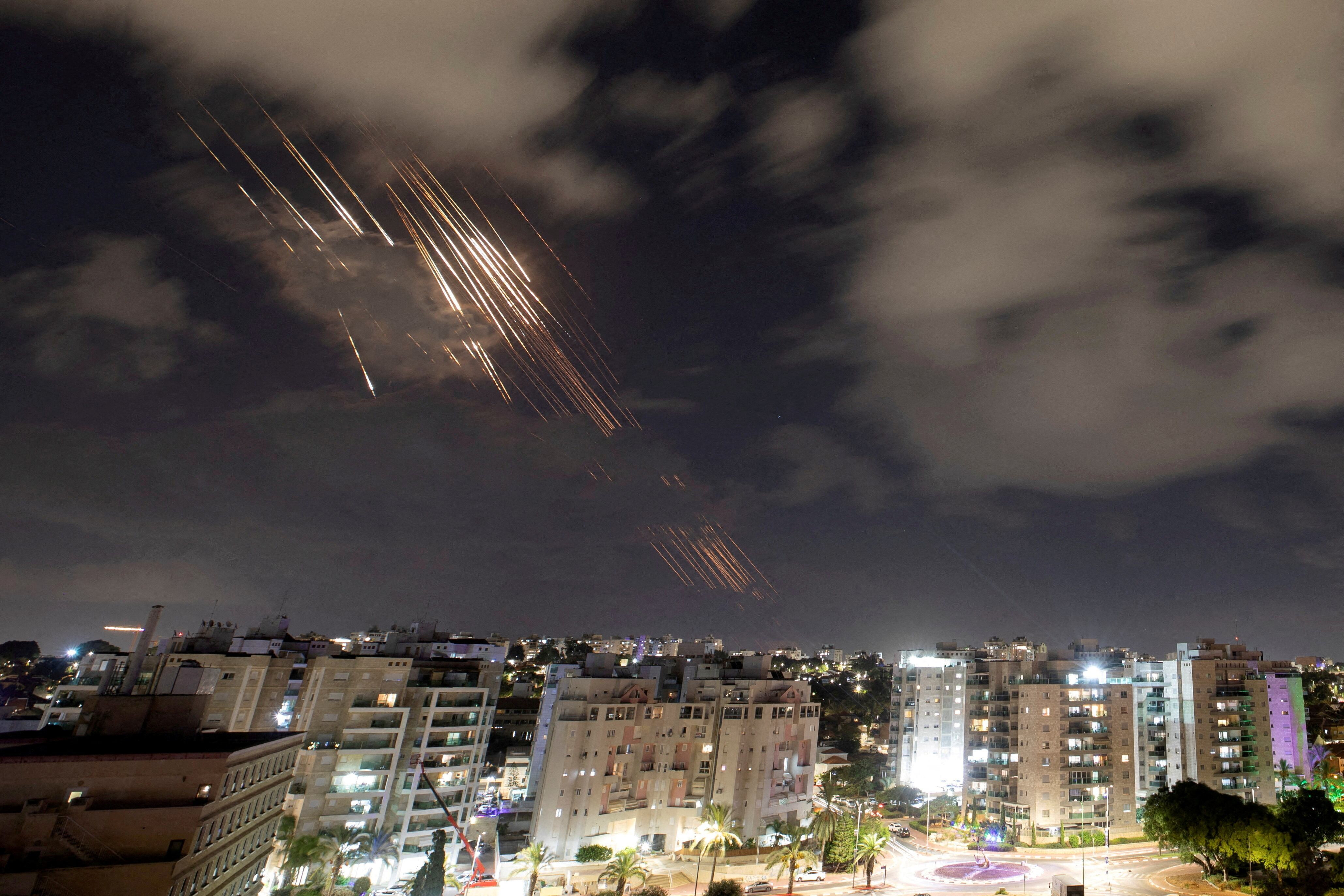 El sistema antimisiles israelí Cúpula de Hierro intercepta cohetes después de que Irán disparara una salva de misiles balísticos (REUTERS/Amir Cohen)