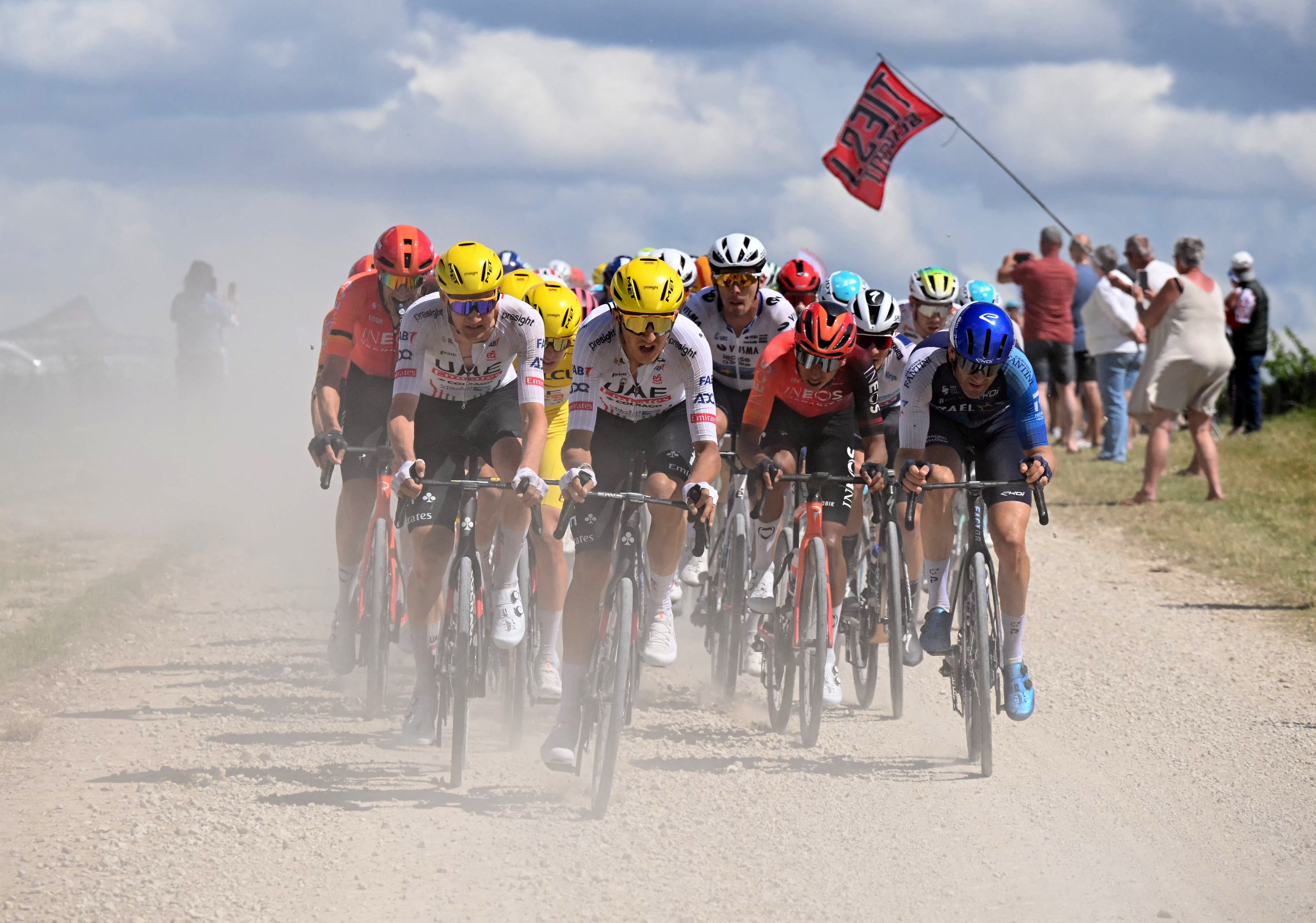 Egan Bernal durante uno de los tramos de gravel en la etapa 9 del Tour de Francia - crédito REUTERS/Papon Bernard