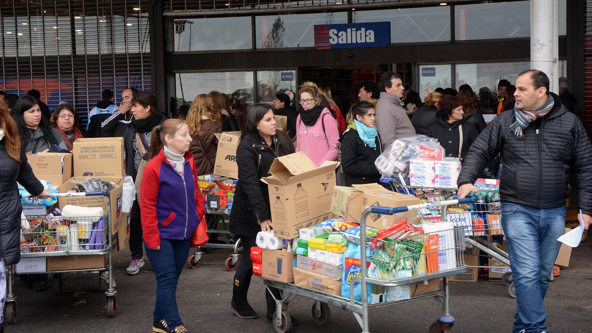 Los hipermercados abastecen a comercios minoristas y también hacen venta directa al público