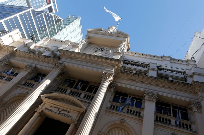 El Banco Central reemplazó la fijación de la cantidad de dinero por la fijación, “en esta etapa”, del objetivo de alcanzar una base monetaria de 47,7 billones de pesos a fin de 2026 (Reuters)