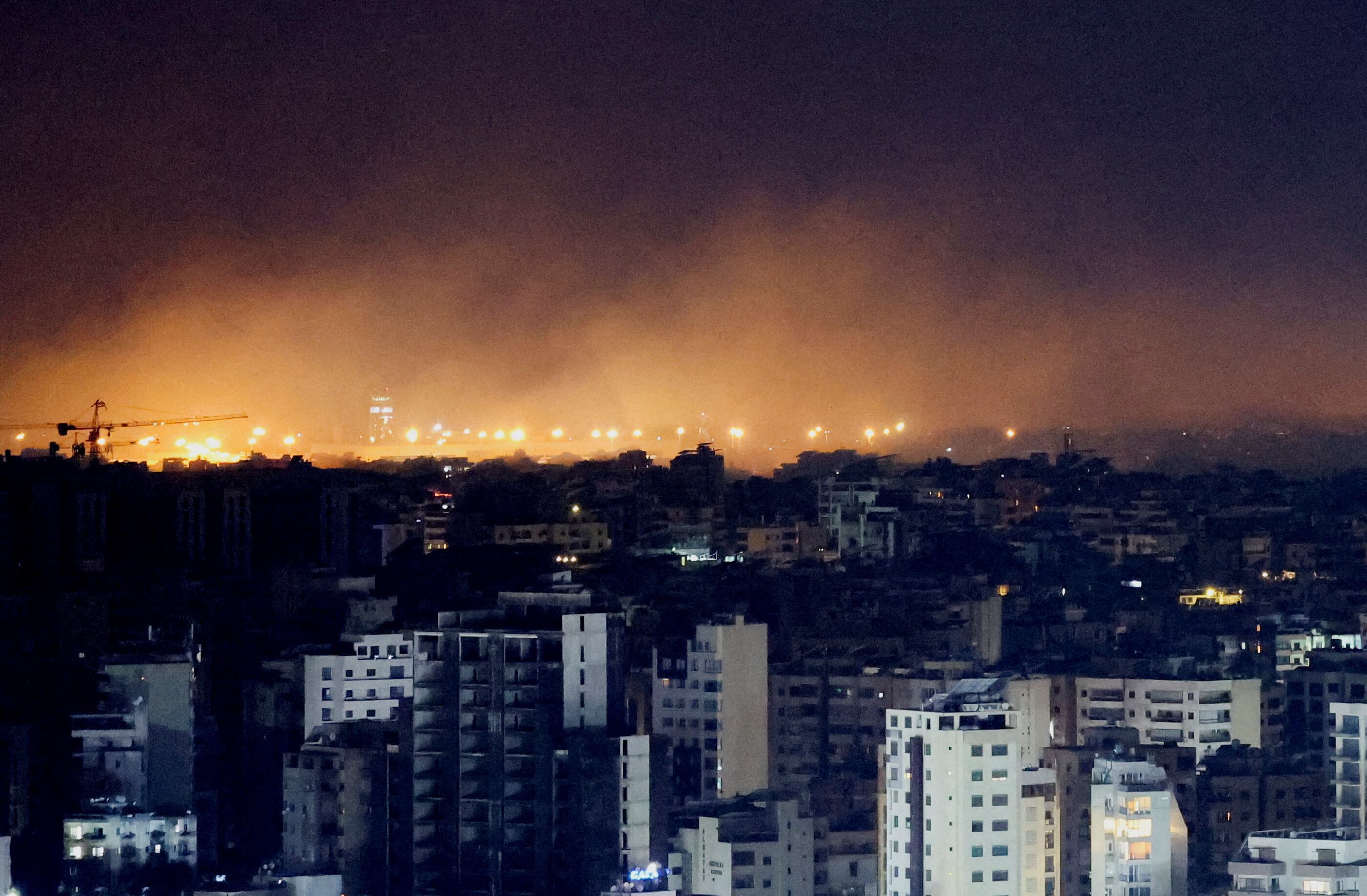 Archivo: humo se eleva sobre los suburbios del sur de Beirut (REUTERS/Amr Abdallah)