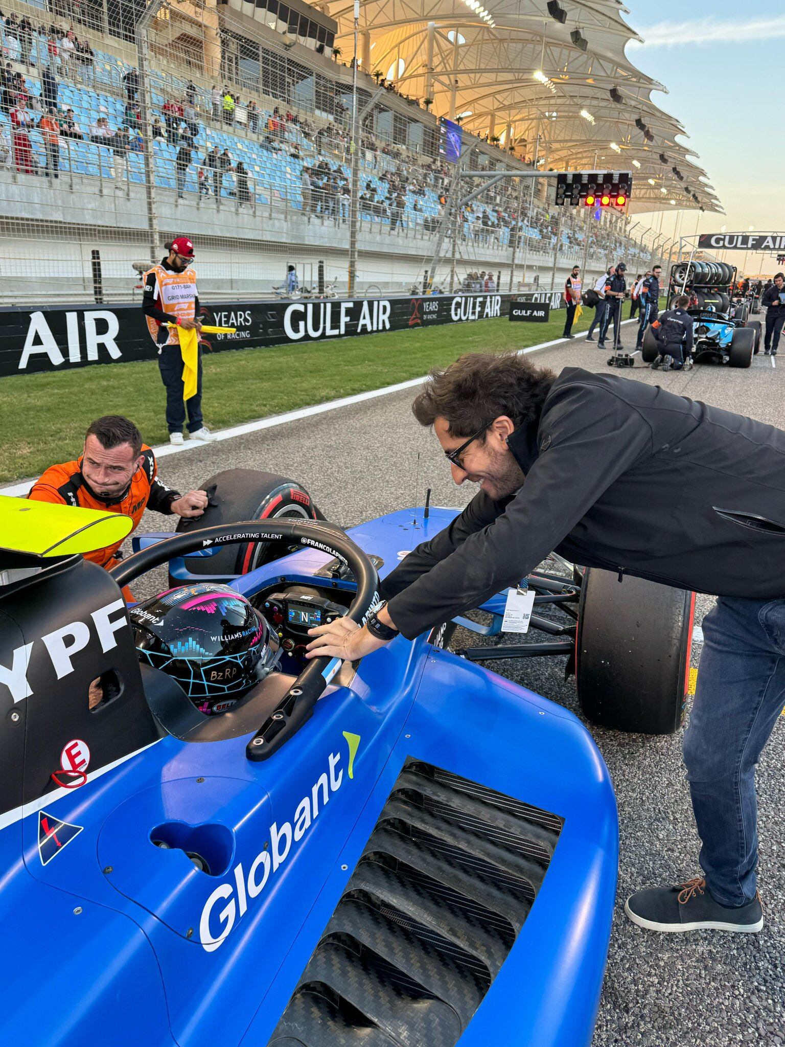 Gastón saludando a Franco antes de una carrera de las carreras de la Fórmula 2 en Bahréin, en la apertura del campeonato (@maghico22)