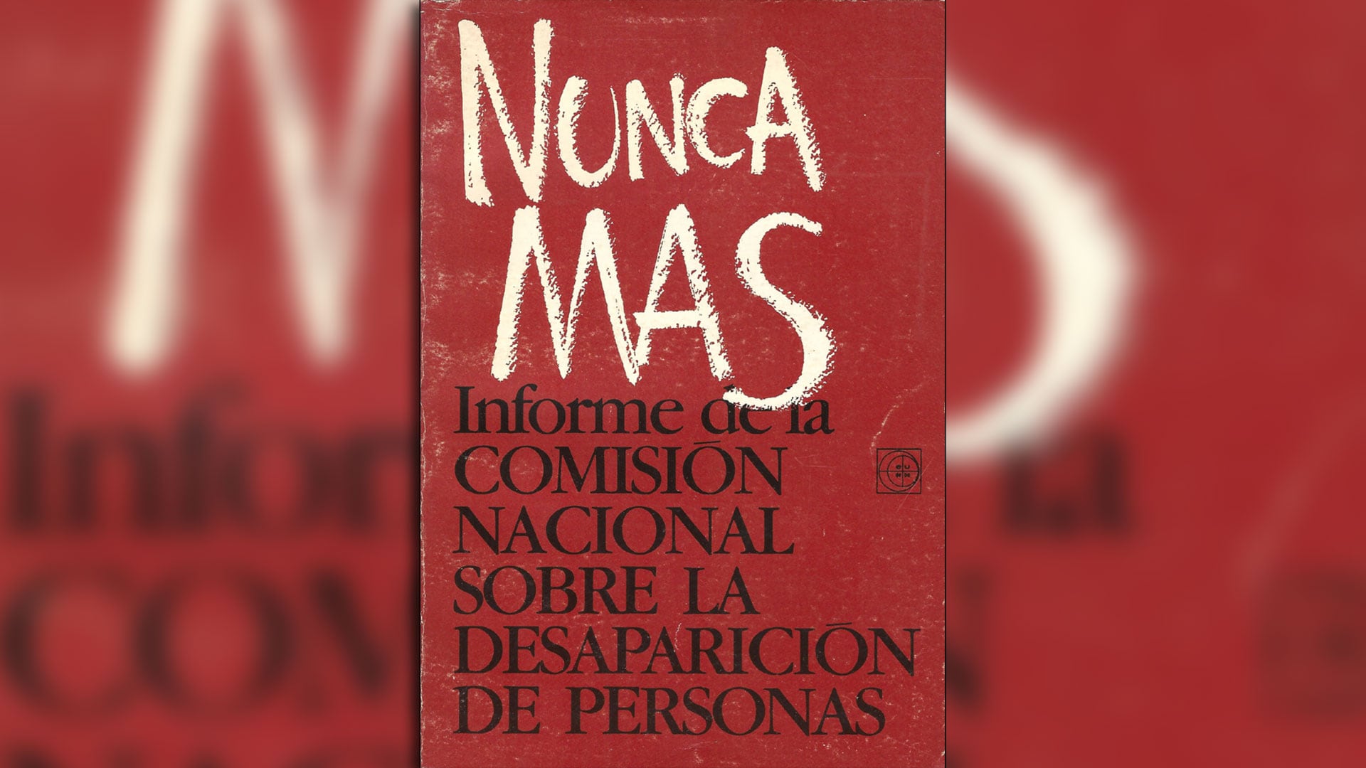 El libro publicado por la Editorial Universitaria de Buenos Aires con el informe de la Conadep: Nunca más