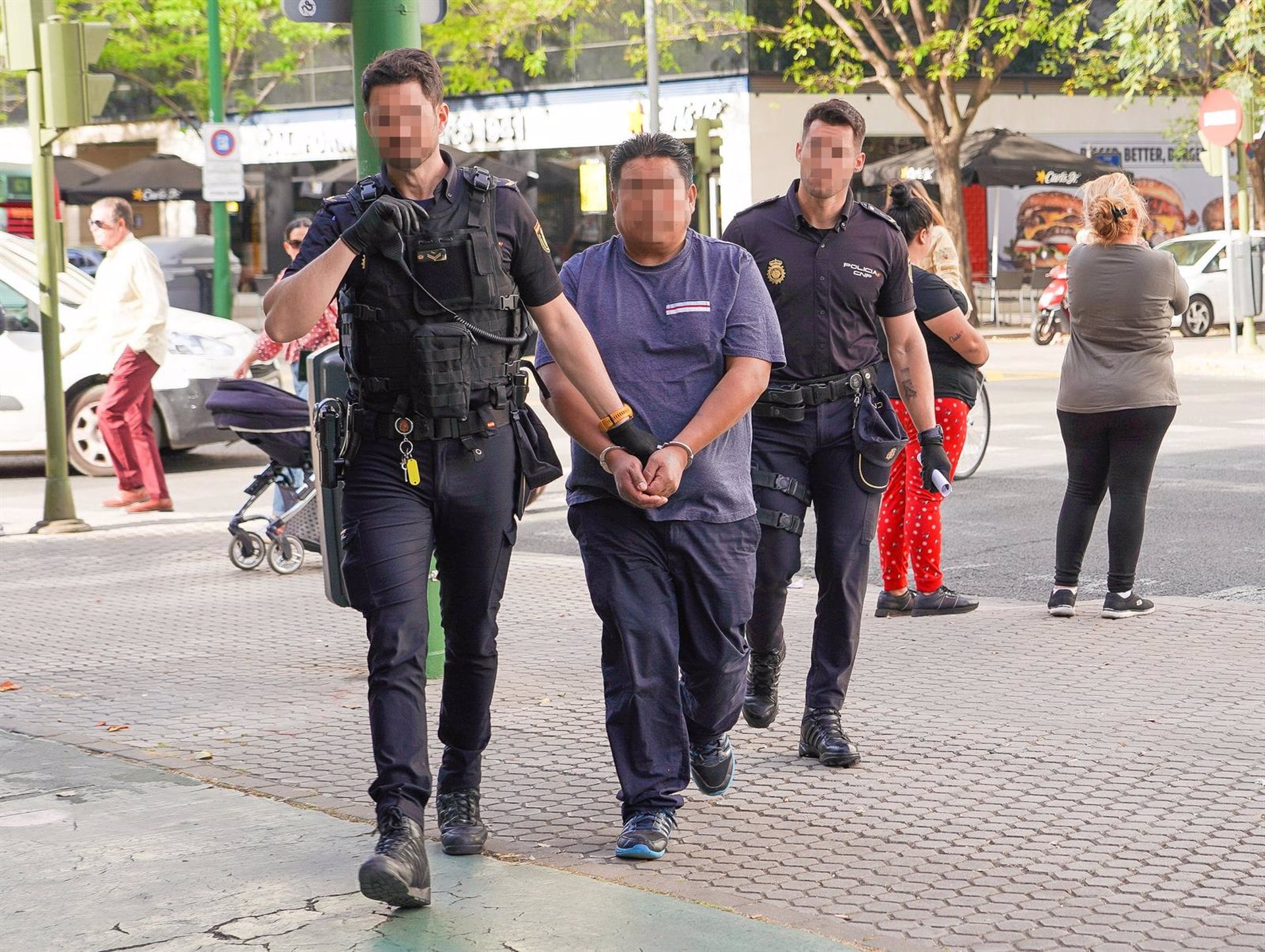 Un detenido acusado de matar presuntamente a su expareja, a la entrada de los juzgados de Sevilla. para declarar ante el juez. (Francisco J. Olmo/Europa Press)
