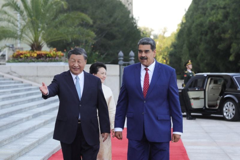 FOTO DE ARCHIVO: El presidente de China, Xi Jinping, y el presidente de Venezuela, Nicolás Maduro, participan en una ceremonia de bienvenida en el Gran Salón del Pueblo, en Pekín, China. 13 de septiembre de 2023. Palacio de Miraflores/Handout via REUTERS