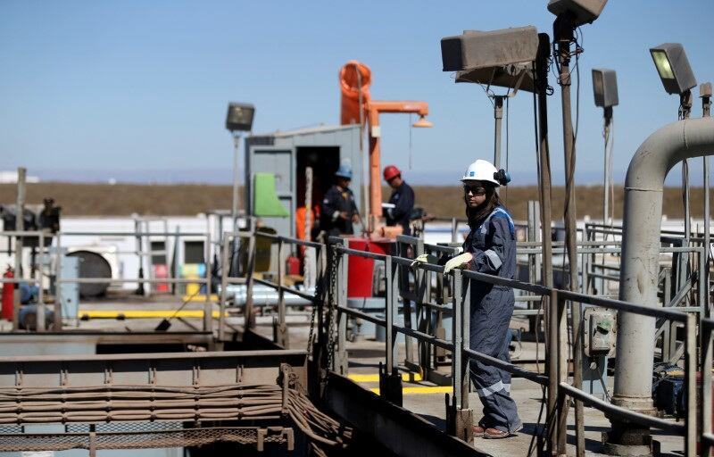 Un trabajador mira una plataforma de perforación en Vaca Muerta, en la provincia de Neuquén (REUTERS/Agustin Marcarian/File Photo)