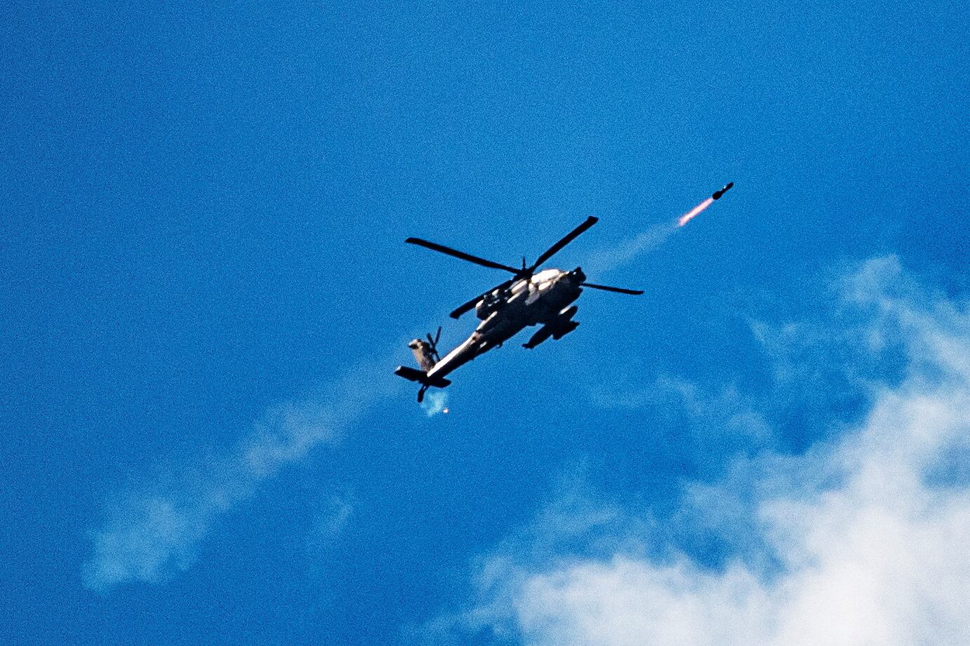 Un helicóptero de ataque israelí lanza un proyectil hacia Líbano en medio de las operaciones contra el grupo terrorista Hezbollah (REUTERS/Gil Eliyahu)