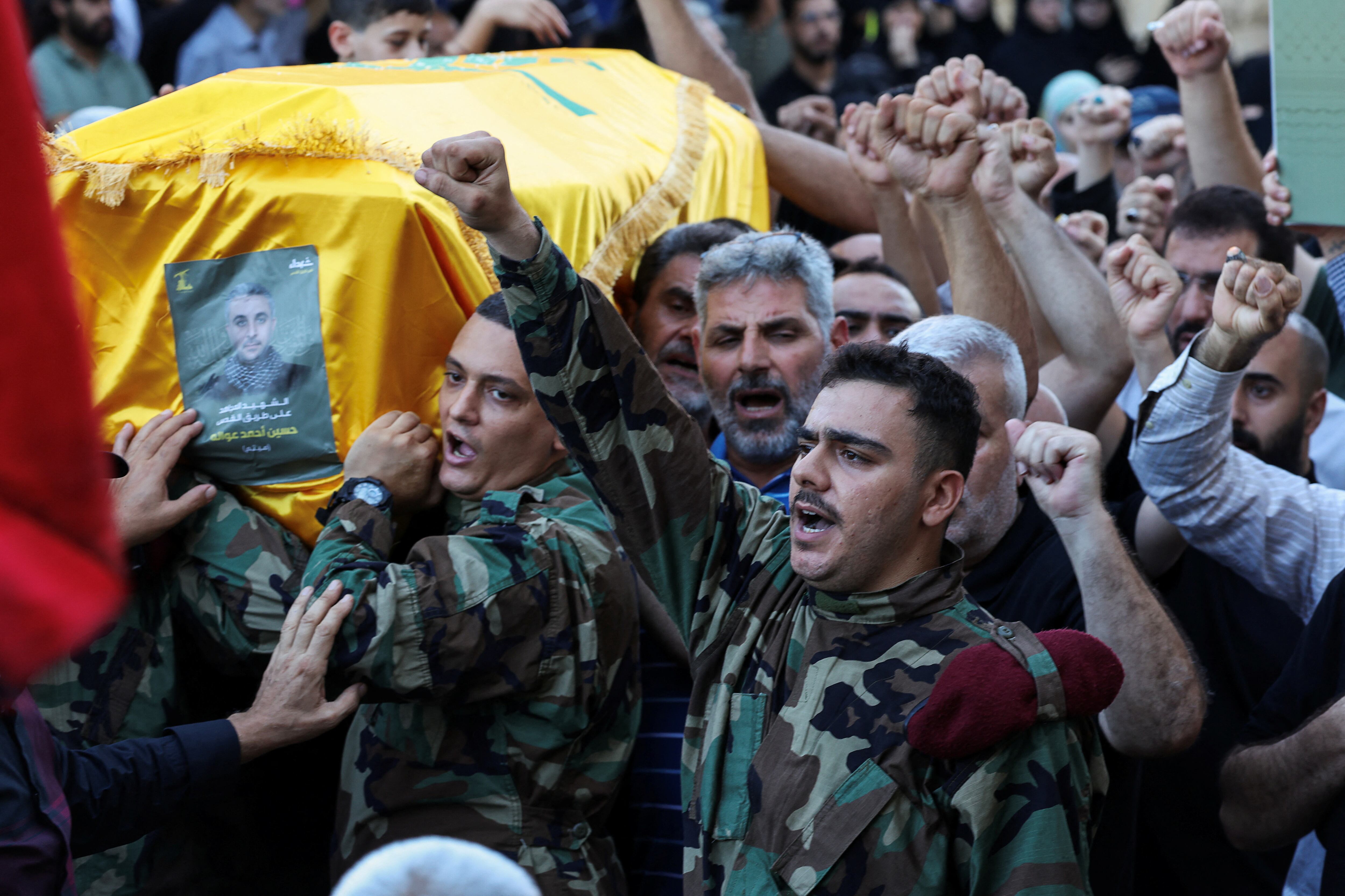 Los portadores del féretro llevan un ataúd de un miembro de Hezbollah (REUTERS/Mohamed Azakir)
