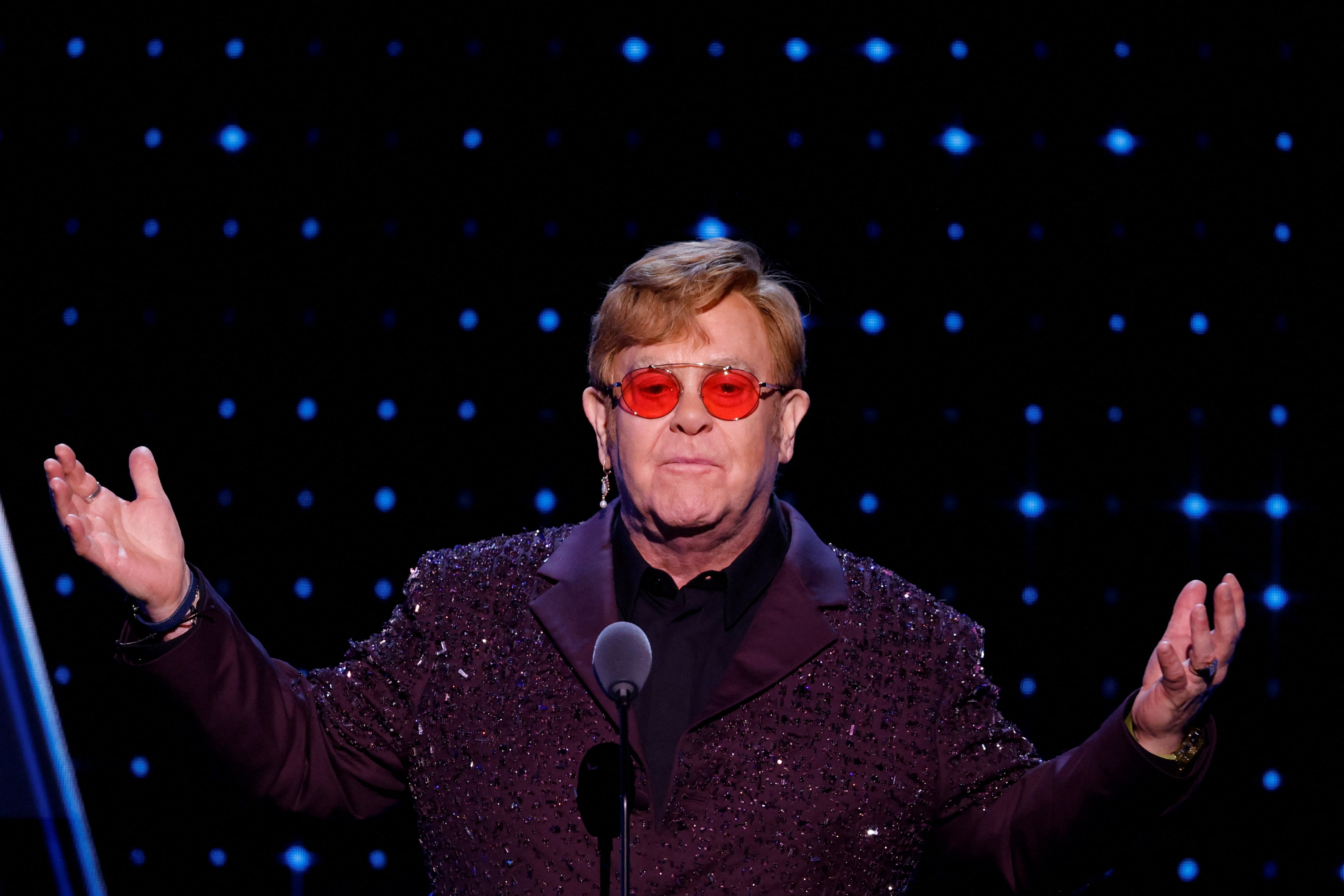 En un documental sobre su carrera y su intimidad, Elton John habla de su edad cómo sus hijos piensan en su muerte. (REUTERS/Eduardo Munoz)