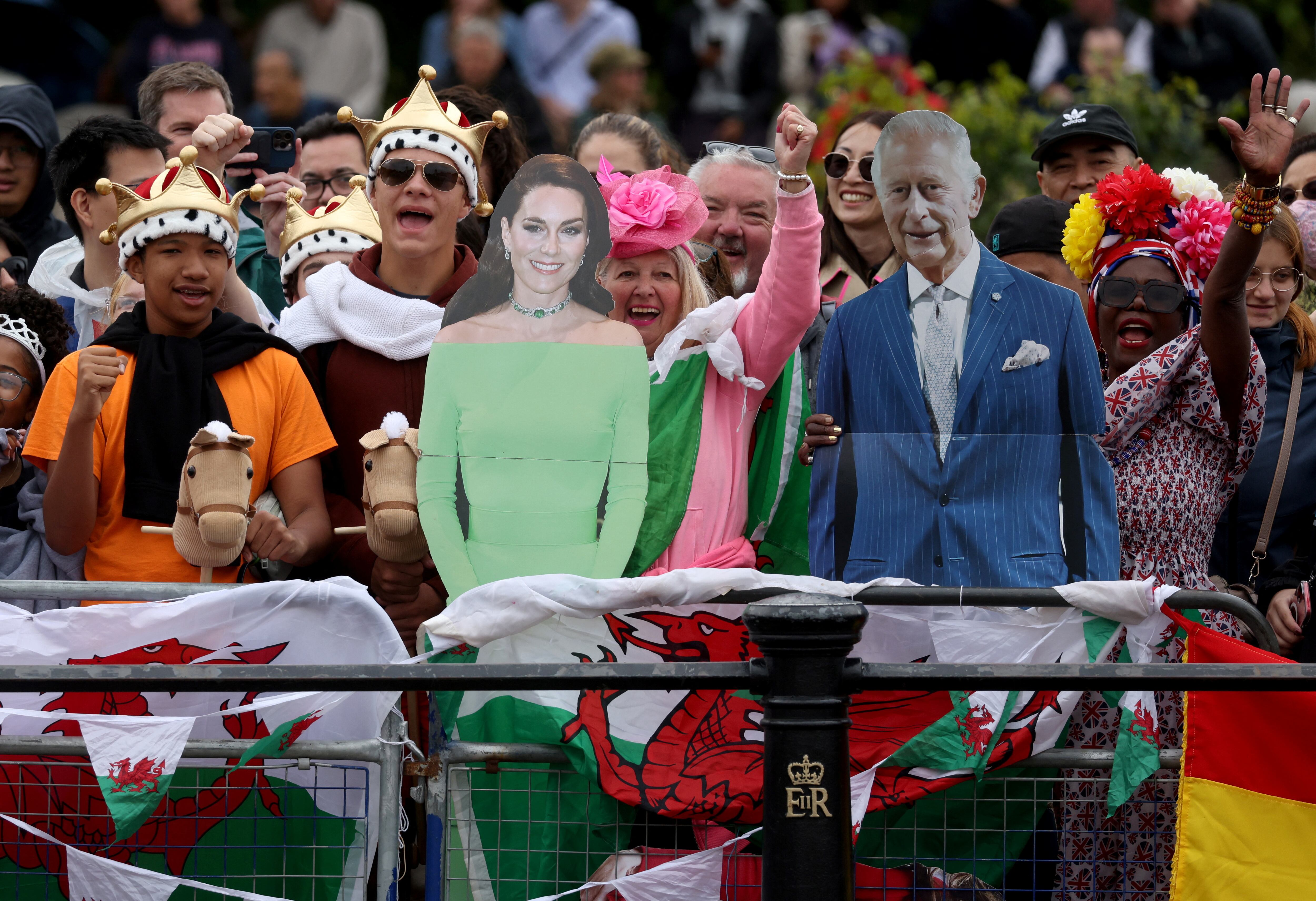 Varias personas esperan el desfile de la familia real en el Trooping the Colour. (REUTERS/Hollie Adams)